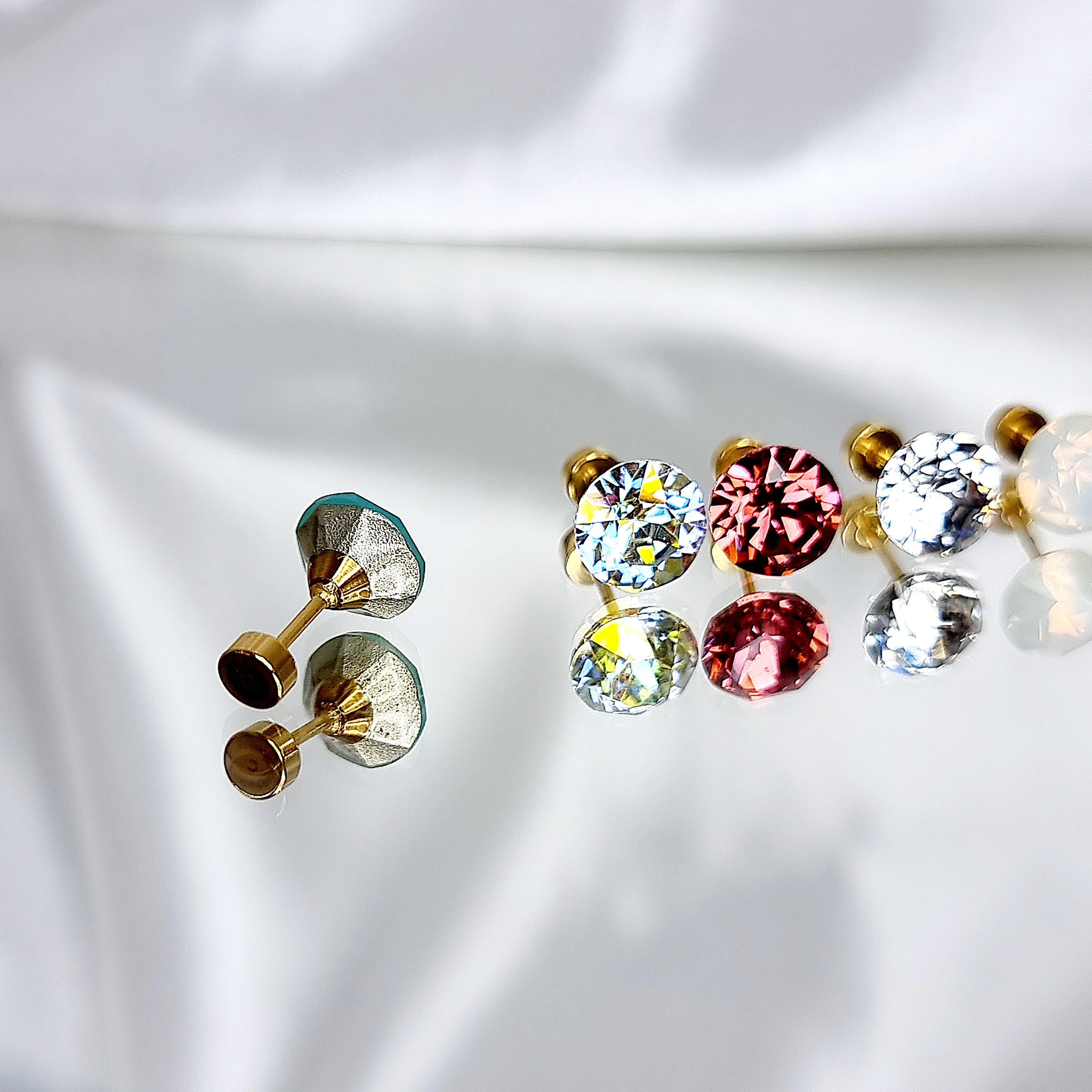 Apzeltīts pīrsings, neizraisa alerģiju, kvalitatīvi pīrsingi, neapsūbē, mitrumizturīgi. Drošs pirkums, ātra piegāde, plašs sortiments, vienkārša atgriešana. Deguna pīrsing, auss pīrsing, nabas pīrsing, bērniem. Zelta pīrsingi, medicīniskā zelta pīrsings, rotaslietas sievietei, moderni auskari, gaumīgi pīrsingi, tragus.