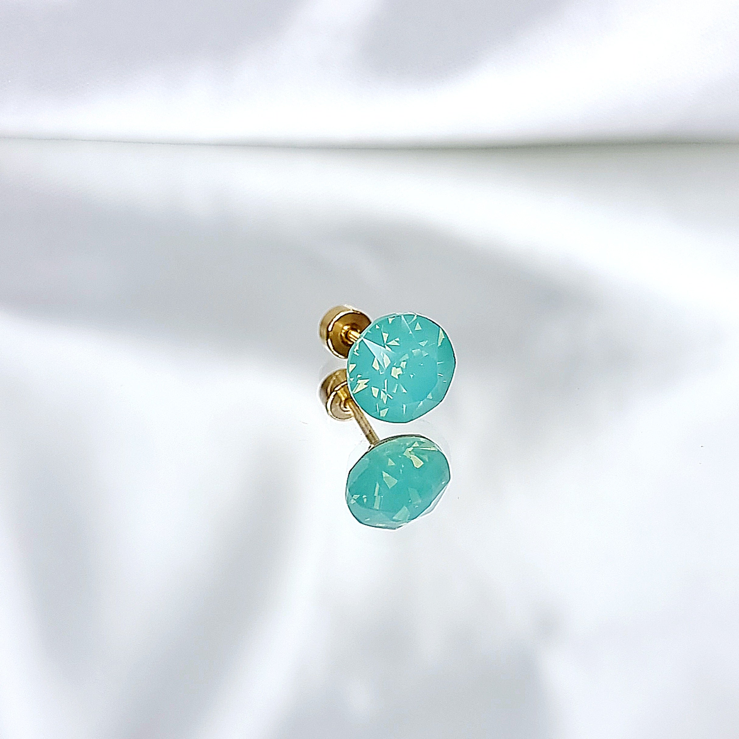 Apzeltīts pīrsings, neizraisa alerģiju, kvalitatīvi pīrsingi, neapsūbē, mitrumizturīgi. Drošs pirkums, ātra piegāde, plašs sortiments, vienkārša atgriešana. Deguna pīrsing, auss pīrsing, nabas pīrsing, bērniem. Zelta pīrsingi, medicīniskā zelta pīrsings, rotaslietas sievietei, moderni auskari, gaumīgi pīrsingi, tragus.