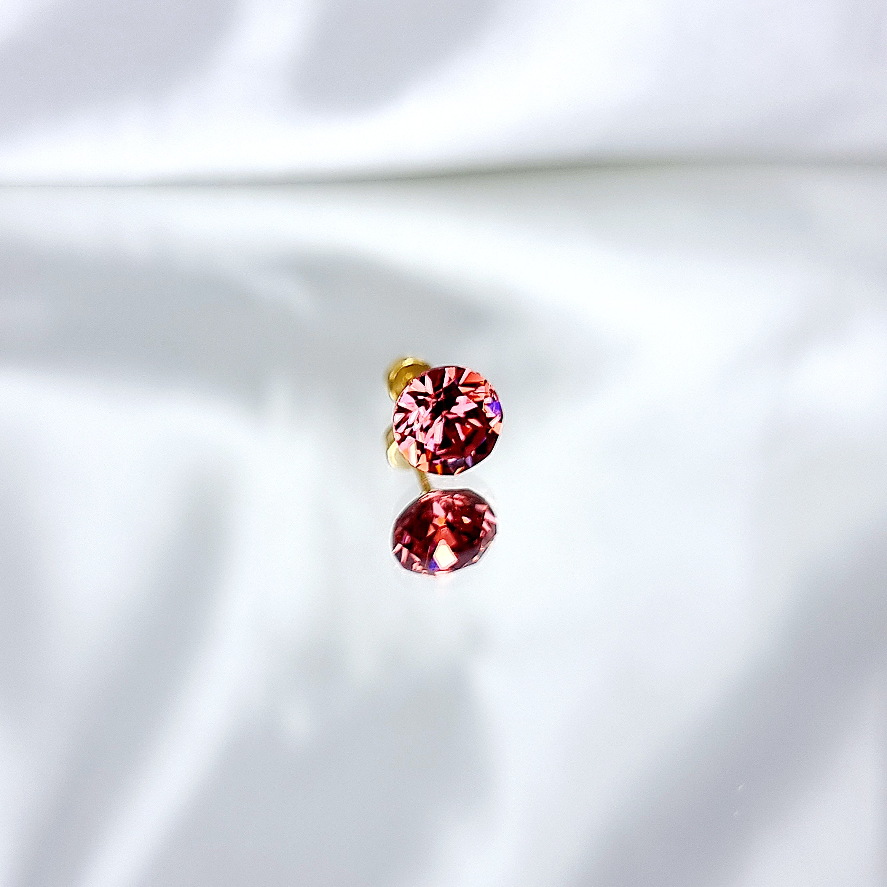 Apzeltīts pīrsings, neizraisa alerģiju, kvalitatīvi pīrsingi, neapsūbē, mitrumizturīgi. Drošs pirkums, ātra piegāde, plašs sortiments, vienkārša atgriešana. Deguna pīrsing, auss pīrsing, nabas pīrsing, bērniem. Zelta pīrsingi, medicīniskā zelta pīrsings, rotaslietas sievietei, moderni auskari, gaumīgi pīrsingi, tragus.