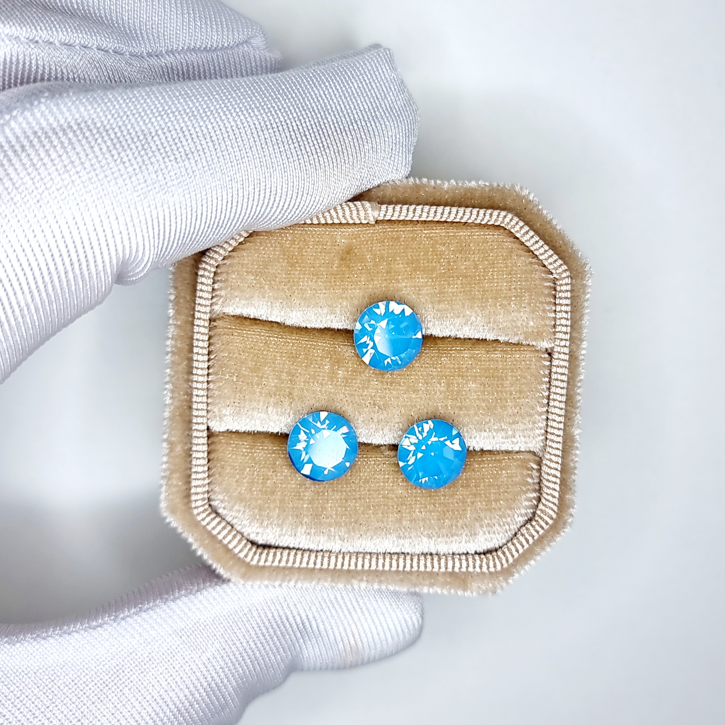 Apzeltīts pīrsings, neizraisa alerģiju, kvalitatīvi pīrsingi, neapsūbē, mitrumizturīgi. Drošs pirkums, ātra piegāde, plašs sortiments, vienkārša atgriešana. Deguna pīrsing, auss pīrsing, nabas pīrsing, bērniem. Zelta pīrsingi, medicīniskā zelta pīrsings, rotaslietas sievietei, moderni auskari, gaumīgi pīrsingi, tragus.