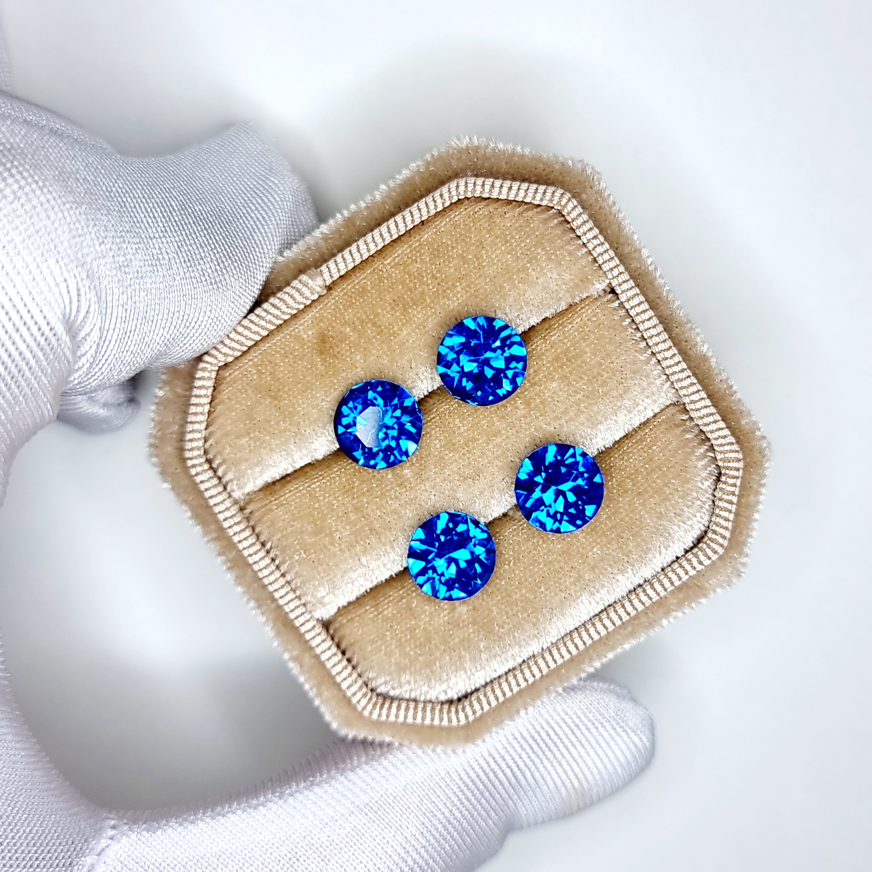 Apzeltīts pīrsings, neizraisa alerģiju, kvalitatīvi pīrsingi, neapsūbē, mitrumizturīgi. Drošs pirkums, ātra piegāde, plašs sortiments, vienkārša atgriešana. Deguna pīrsing, auss pīrsing, nabas pīrsing, bērniem. Zelta pīrsingi, medicīniskā zelta pīrsings, rotaslietas sievietei, moderni auskari, gaumīgi pīrsingi, tragus.