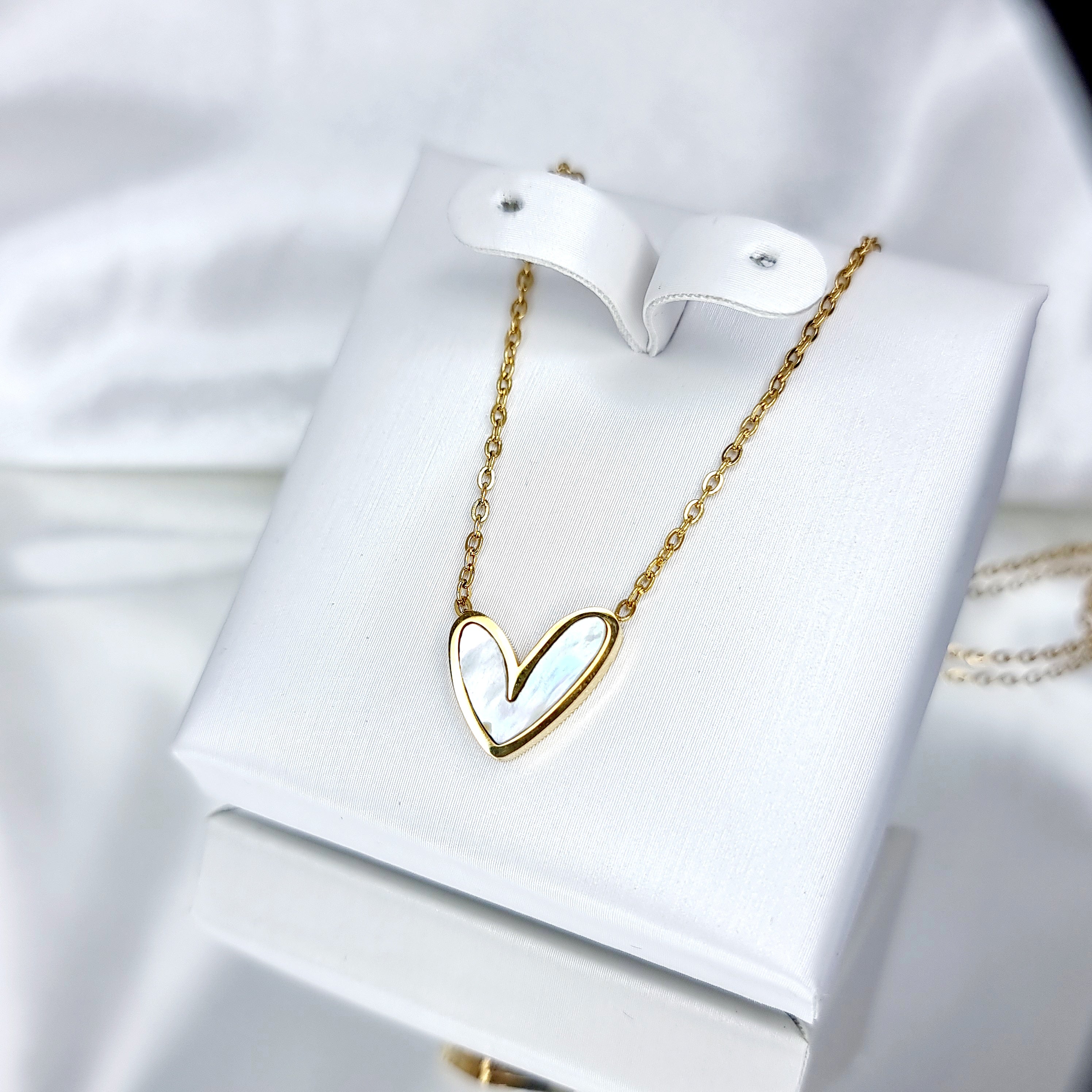 Kaklarota "Perlamutre heart"