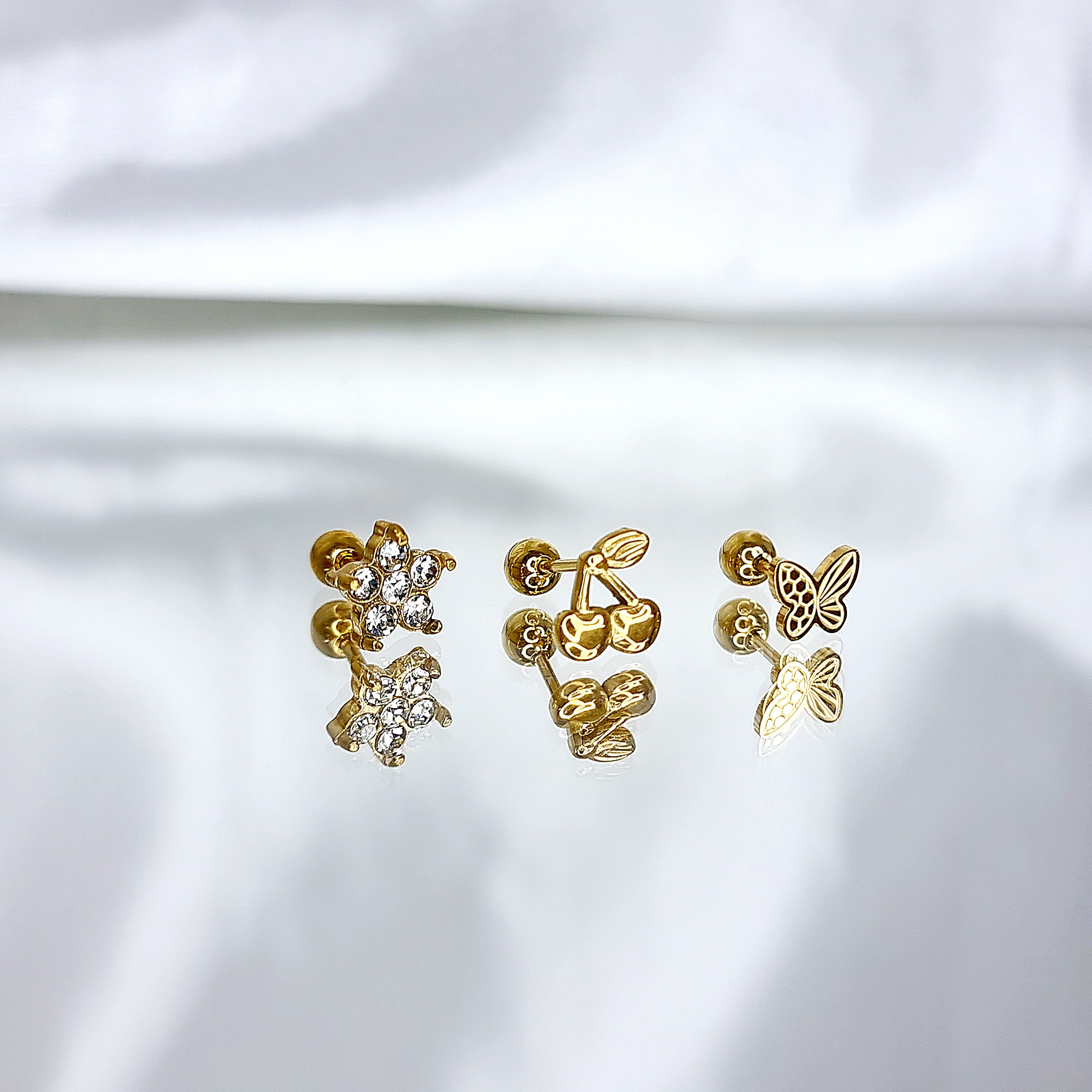 Apzeltīts pīrsings, neizraisa alerģiju, kvalitatīvi pīrsingi, neapsūbē, mitrumizturīgi. Drošs pirkums, ātra piegāde, plašs sortiments, vienkārša atgriešana. Deg…