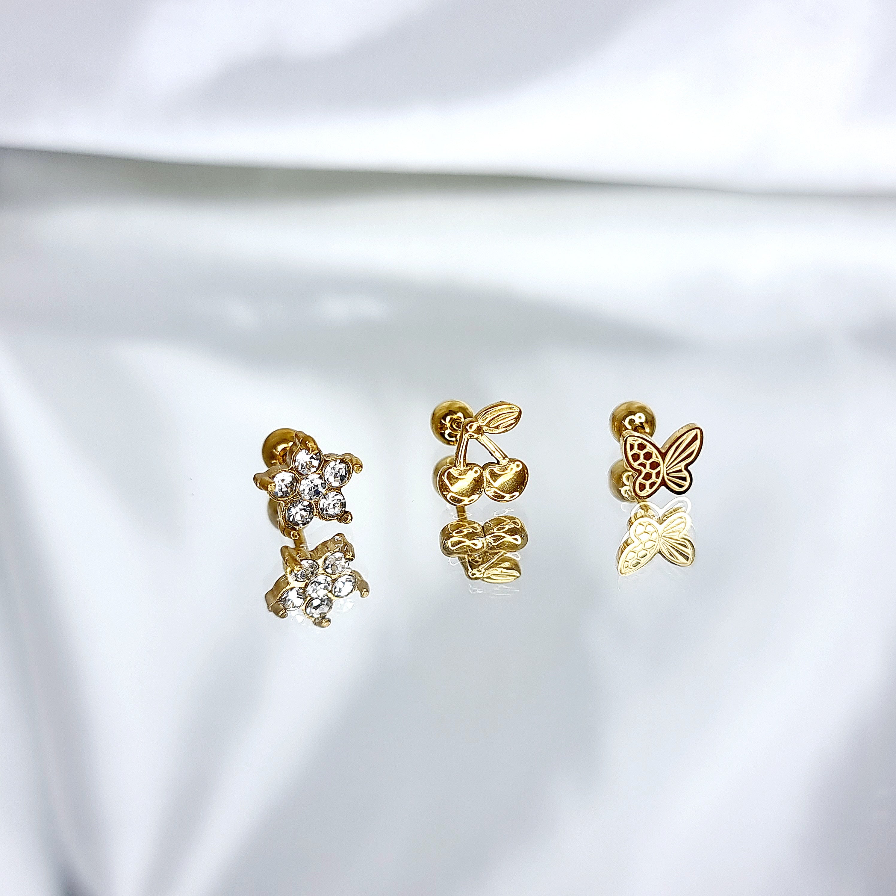 Apzeltīts pīrsings, neizraisa alerģiju, kvalitatīvi pīrsingi, neapsūbē, mitrumizturīgi. Drošs pirkums, ātra piegāde, plašs sortiments, vienkārša atgriešana. Deg…