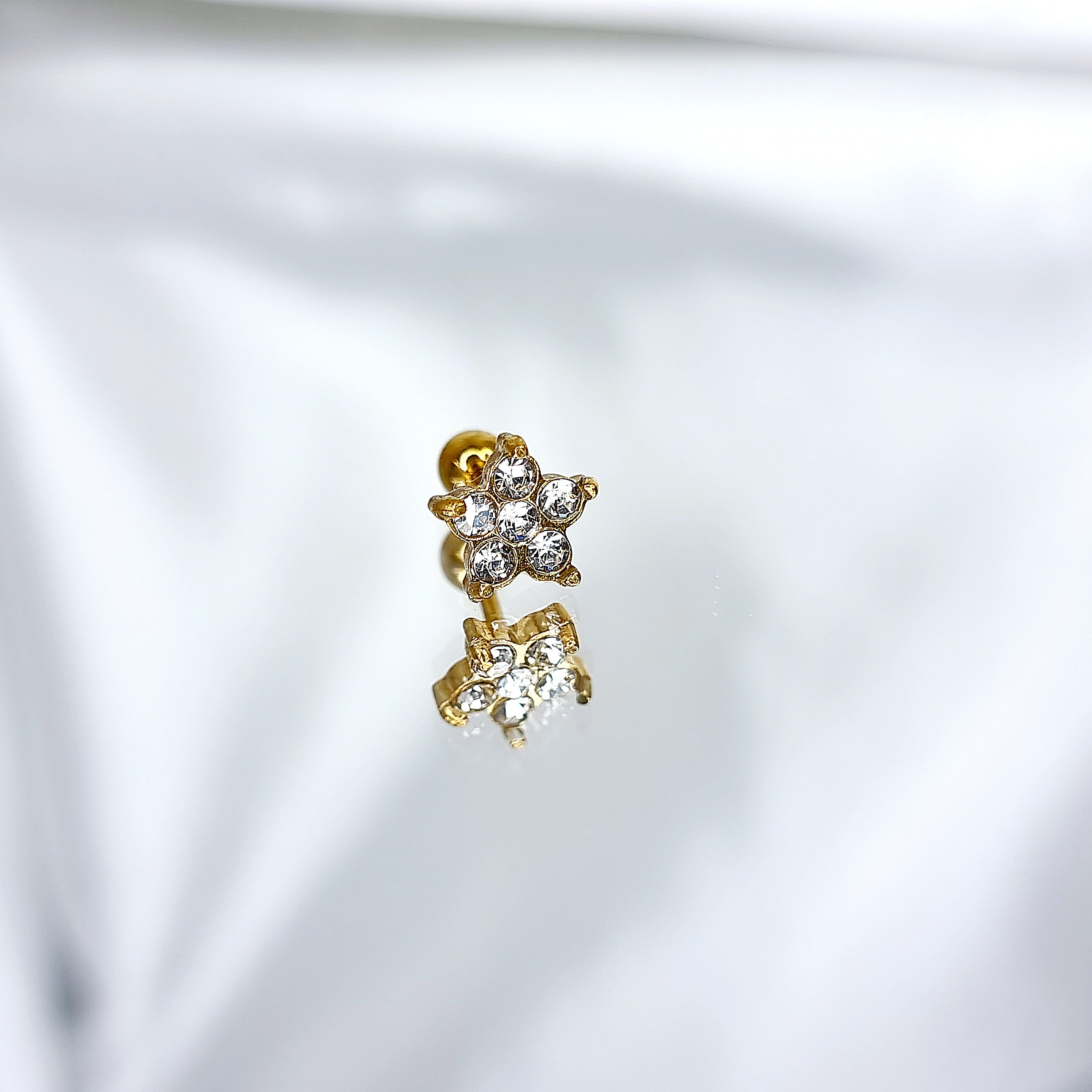 Apzeltīts pīrsings, neizraisa alerģiju, kvalitatīvi pīrsingi, neapsūbē, mitrumizturīgi. Drošs pirkums, ātra piegāde, plašs sortiments, vienkārša atgriešana. Deg…