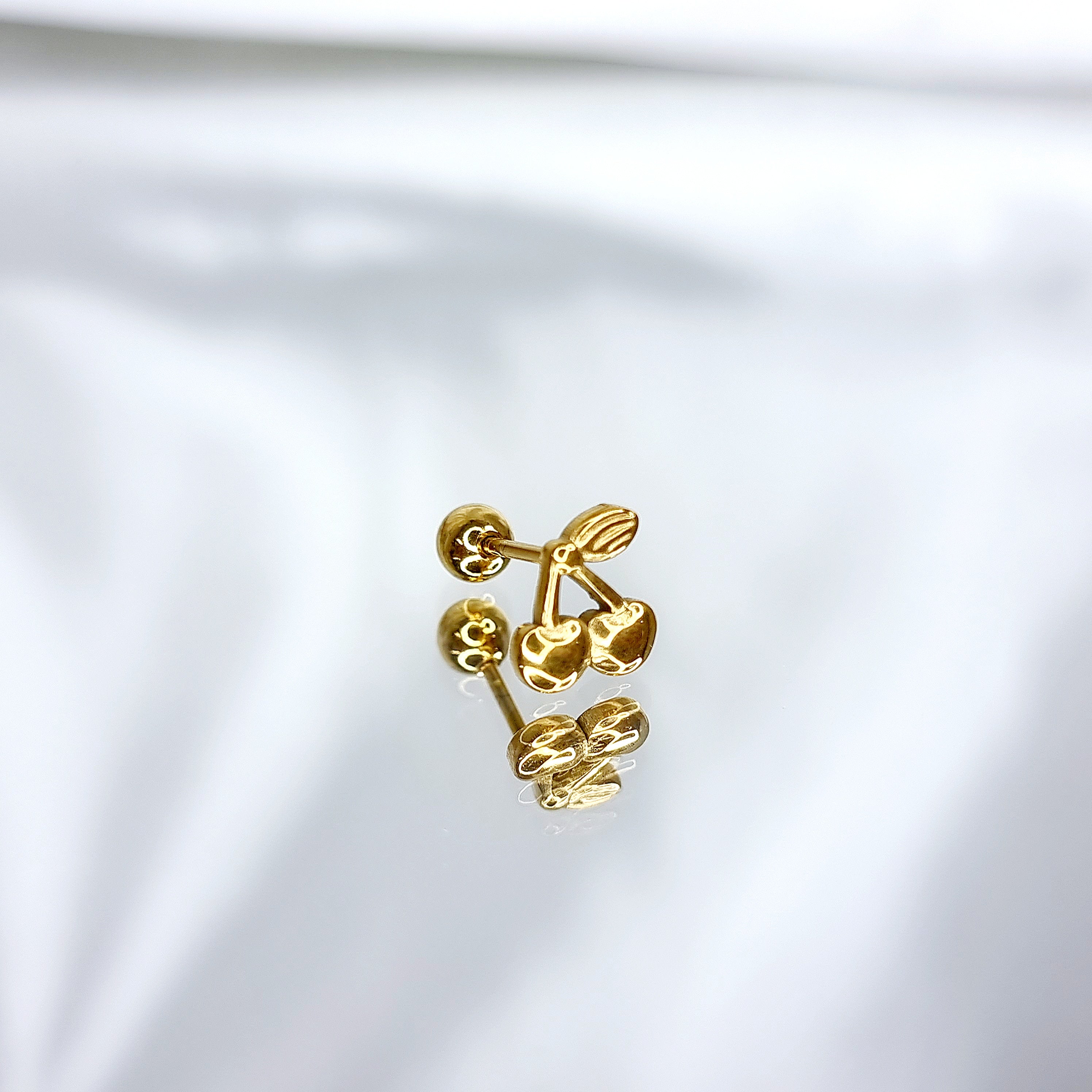 Apzeltīts pīrsings, neizraisa alerģiju, kvalitatīvi pīrsingi, neapsūbē, mitrumizturīgi. Drošs pirkums, ātra piegāde, plašs sortiments, vienkārša atgriešana. Deg…