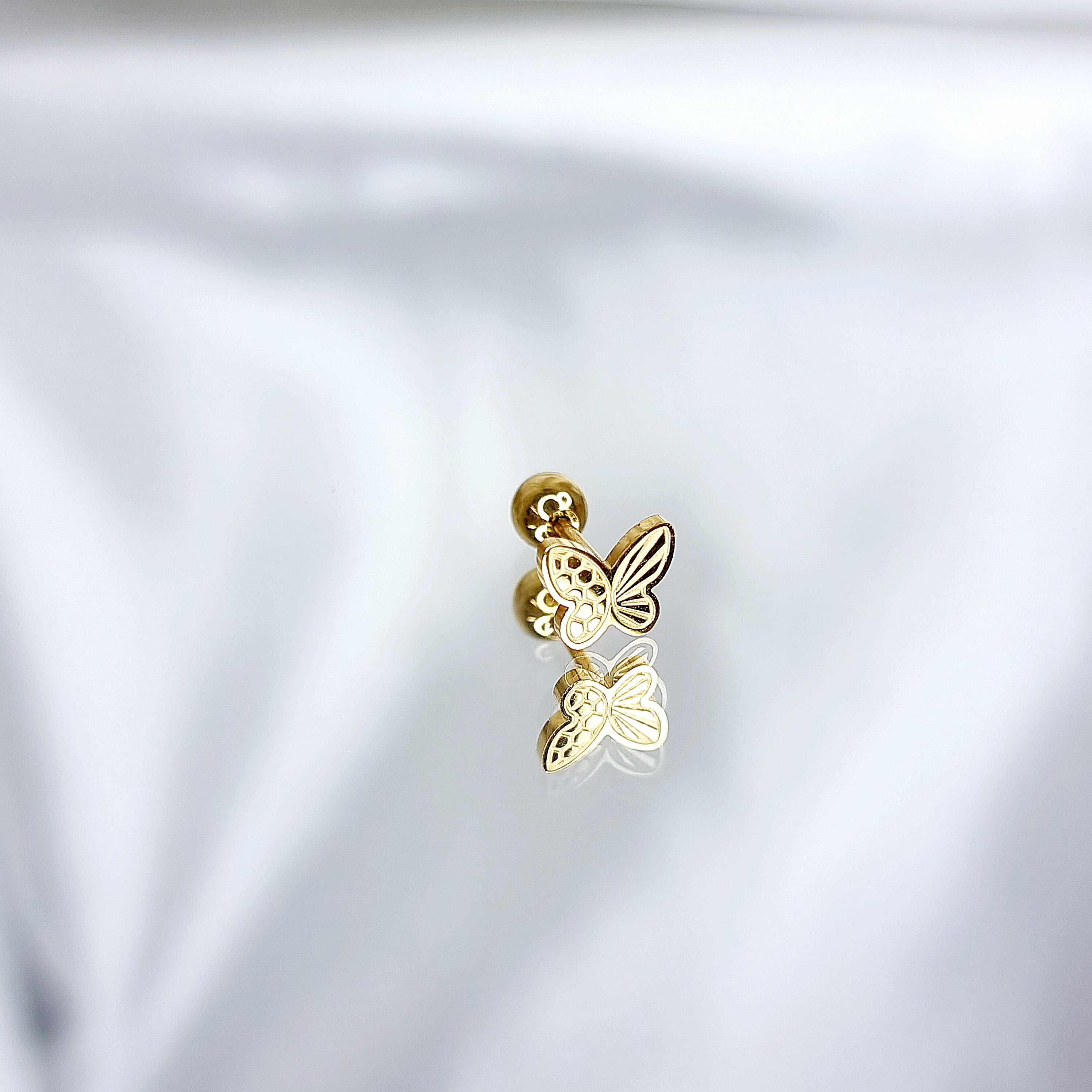 Apzeltīts pīrsings, neizraisa alerģiju, kvalitatīvi pīrsingi, neapsūbē, mitrumizturīgi. Drošs pirkums, ātra piegāde, plašs sortiments, vienkārša atgriešana. Deg…