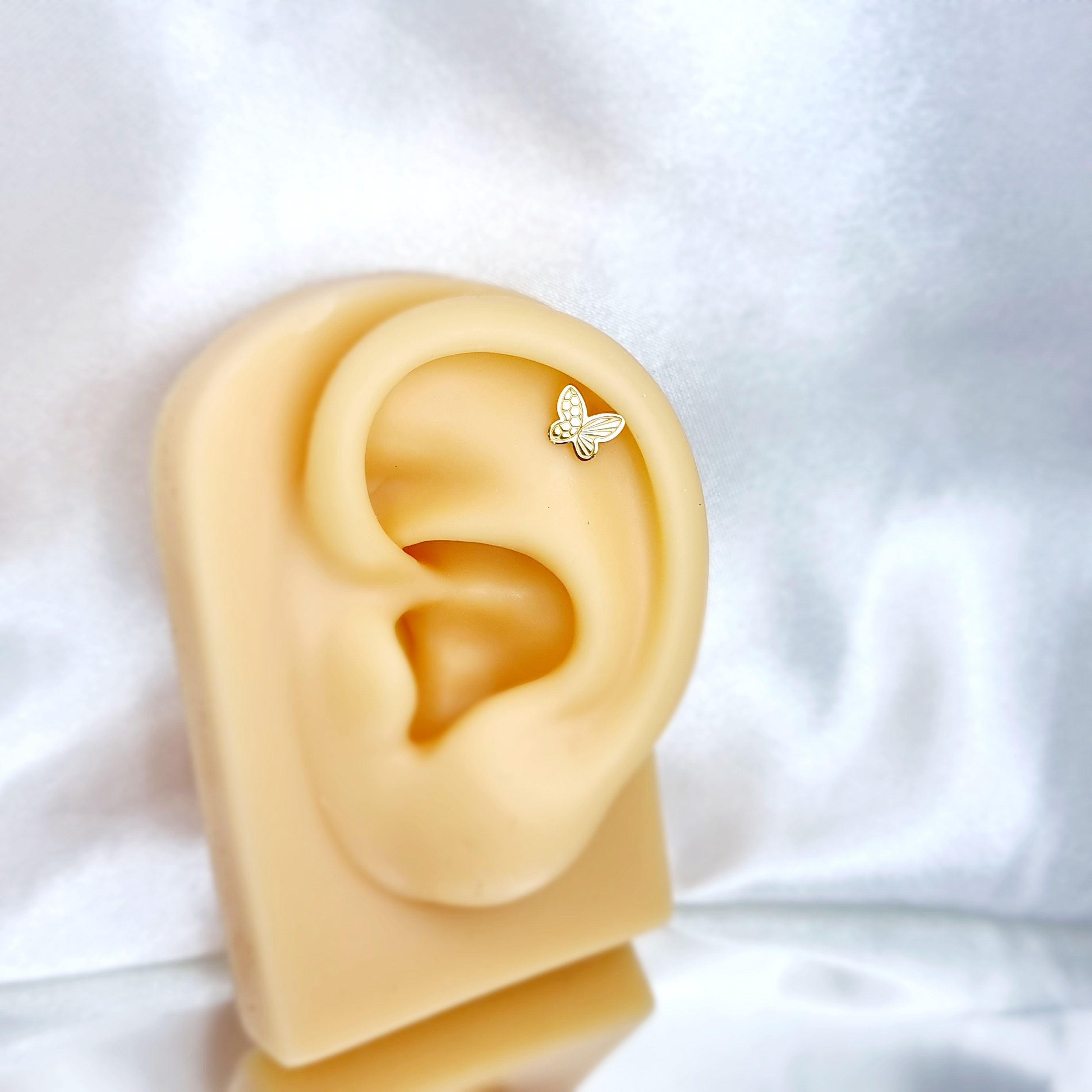 Apzeltīts pīrsings, neizraisa alerģiju, kvalitatīvi pīrsingi, neapsūbē, mitrumizturīgi. Drošs pirkums, ātra piegāde, plašs sortiments, vienkārša atgriešana. Deg…