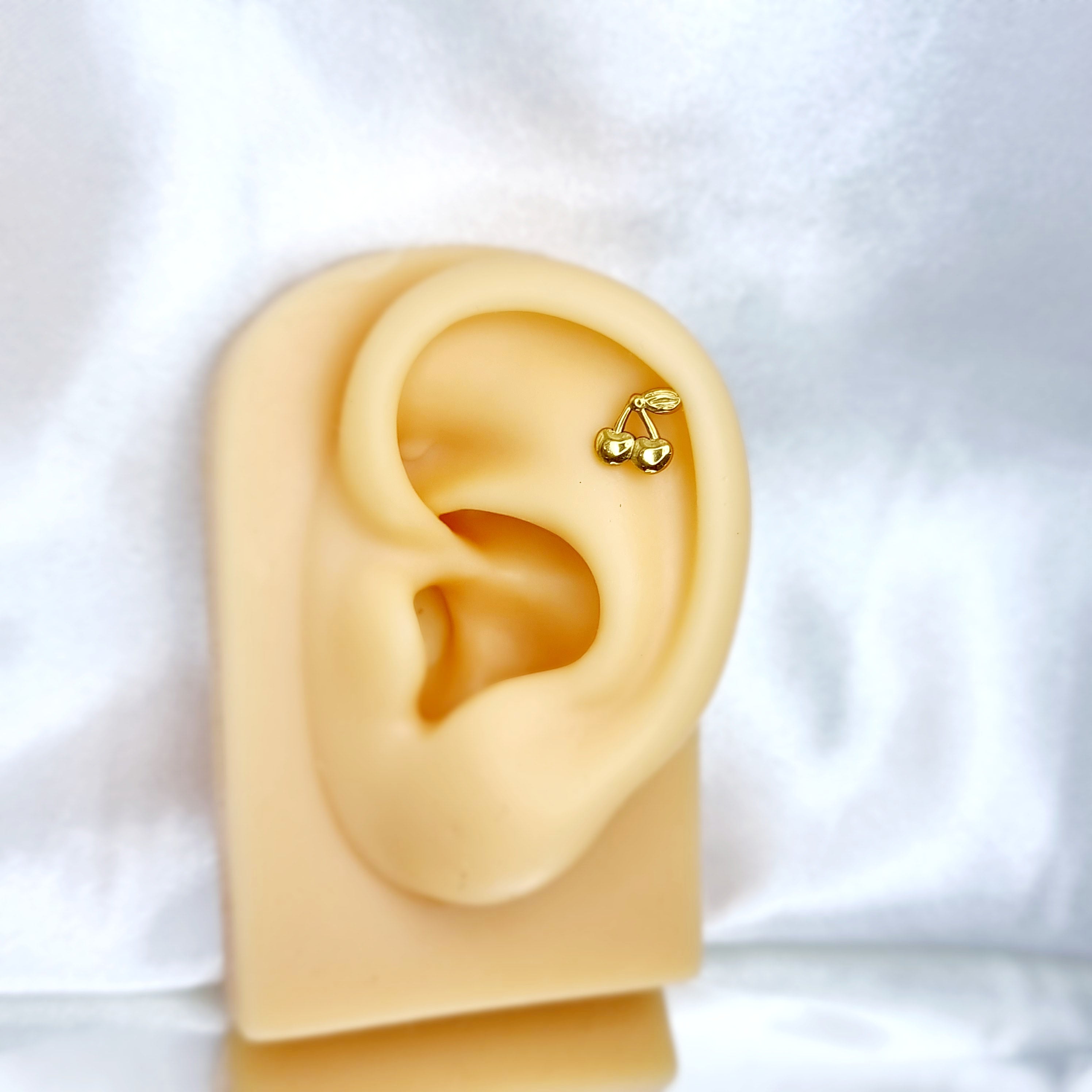 Apzeltīts pīrsings, neizraisa alerģiju, kvalitatīvi pīrsingi, neapsūbē, mitrumizturīgi. Drošs pirkums, ātra piegāde, plašs sortiments, vienkārša atgriešana. Deg…