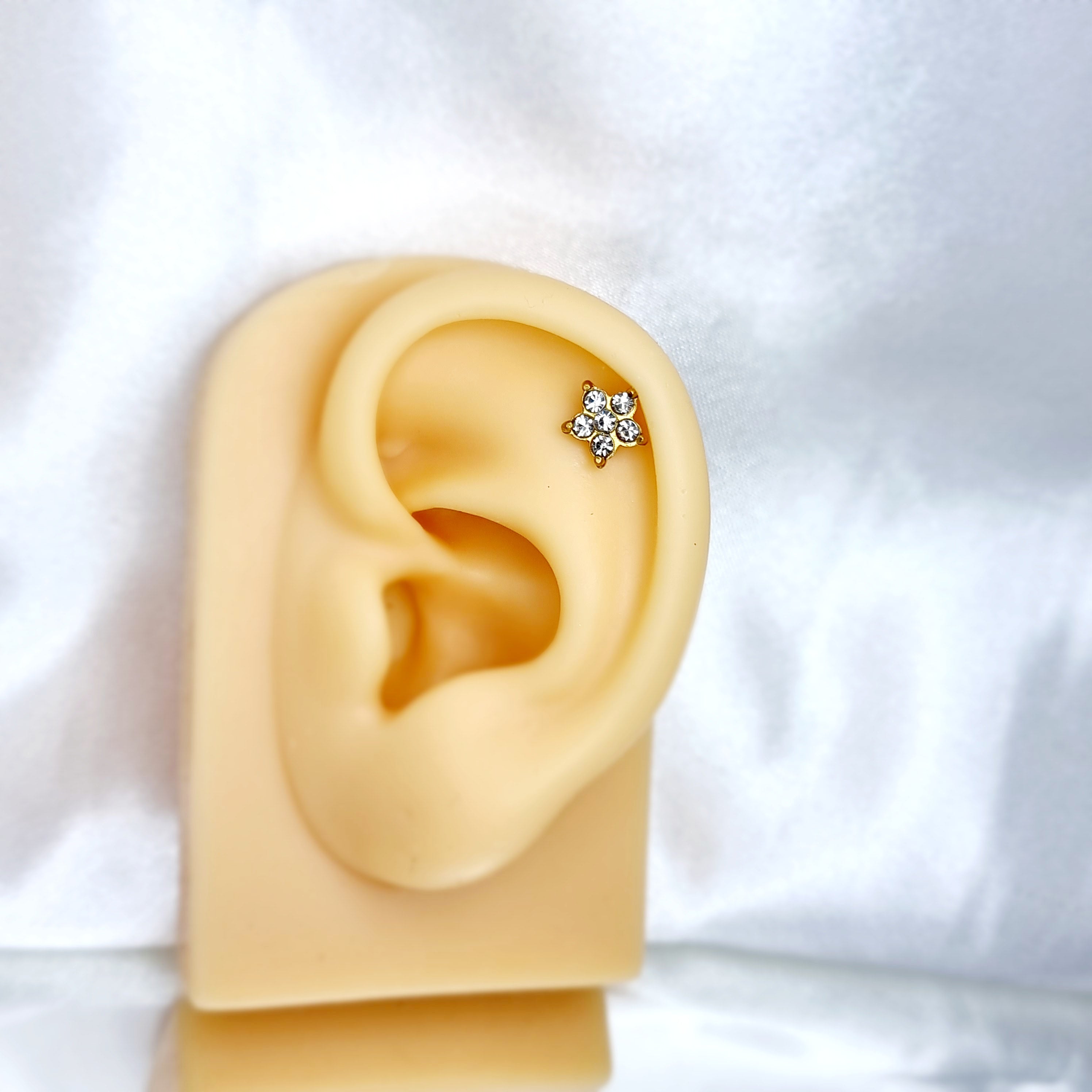 Apzeltīts pīrsings, neizraisa alerģiju, kvalitatīvi pīrsingi, neapsūbē, mitrumizturīgi. Drošs pirkums, ātra piegāde, plašs sortiments, vienkārša atgriešana. Deg…