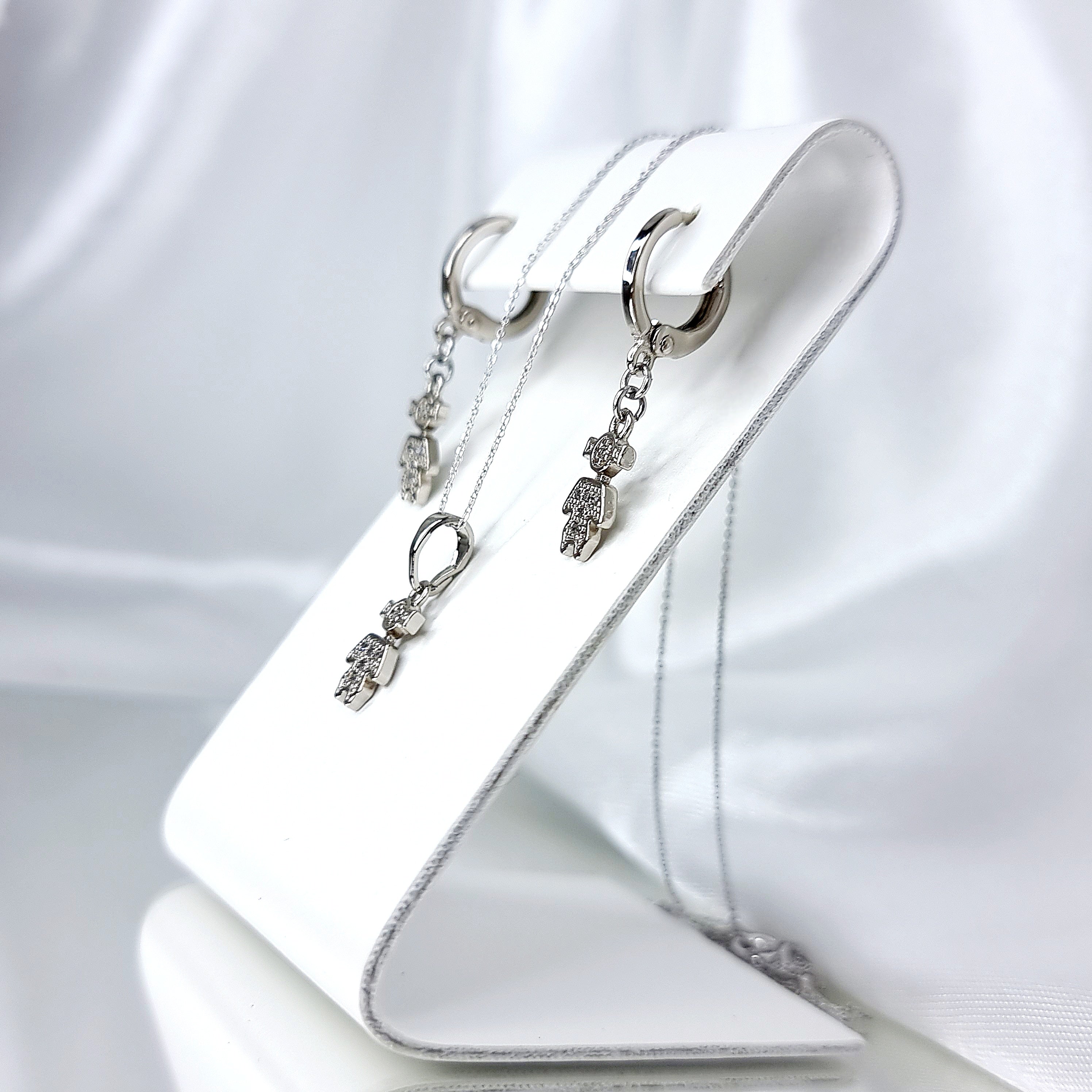 Apzeltīts rotu komplekts, neizraisa alerģiju, kvalitatīvs zelts, neapsūbē, mitrumizturīgs. Drošs pirkums, ātra piegāde, plašs sortiments, vienkāršota atgriešana…