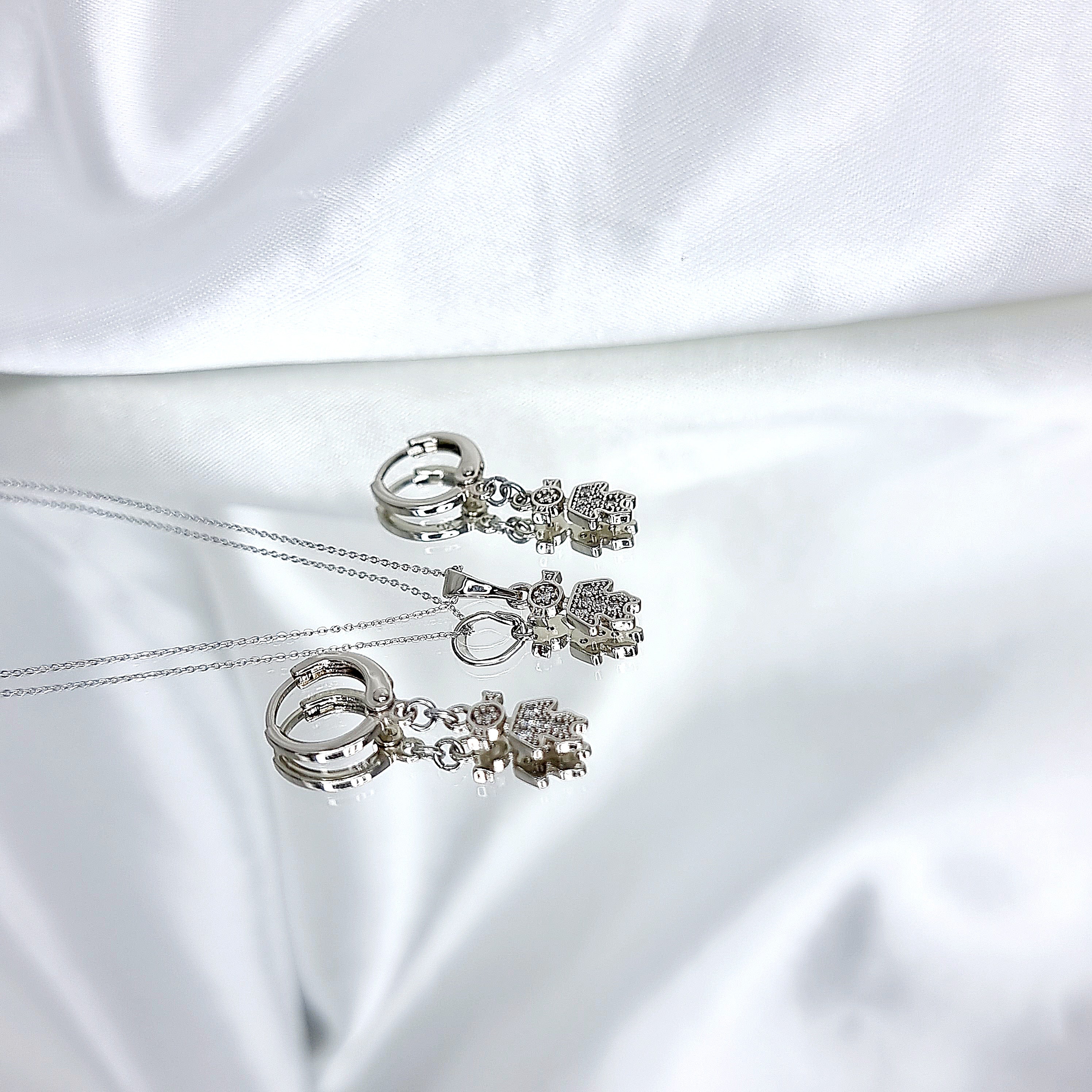 Apzeltīts rotu komplekts, neizraisa alerģiju, kvalitatīvs zelts, neapsūbē, mitrumizturīgs. Drošs pirkums, ātra piegāde, plašs sortiments, vienkāršota atgriešana…