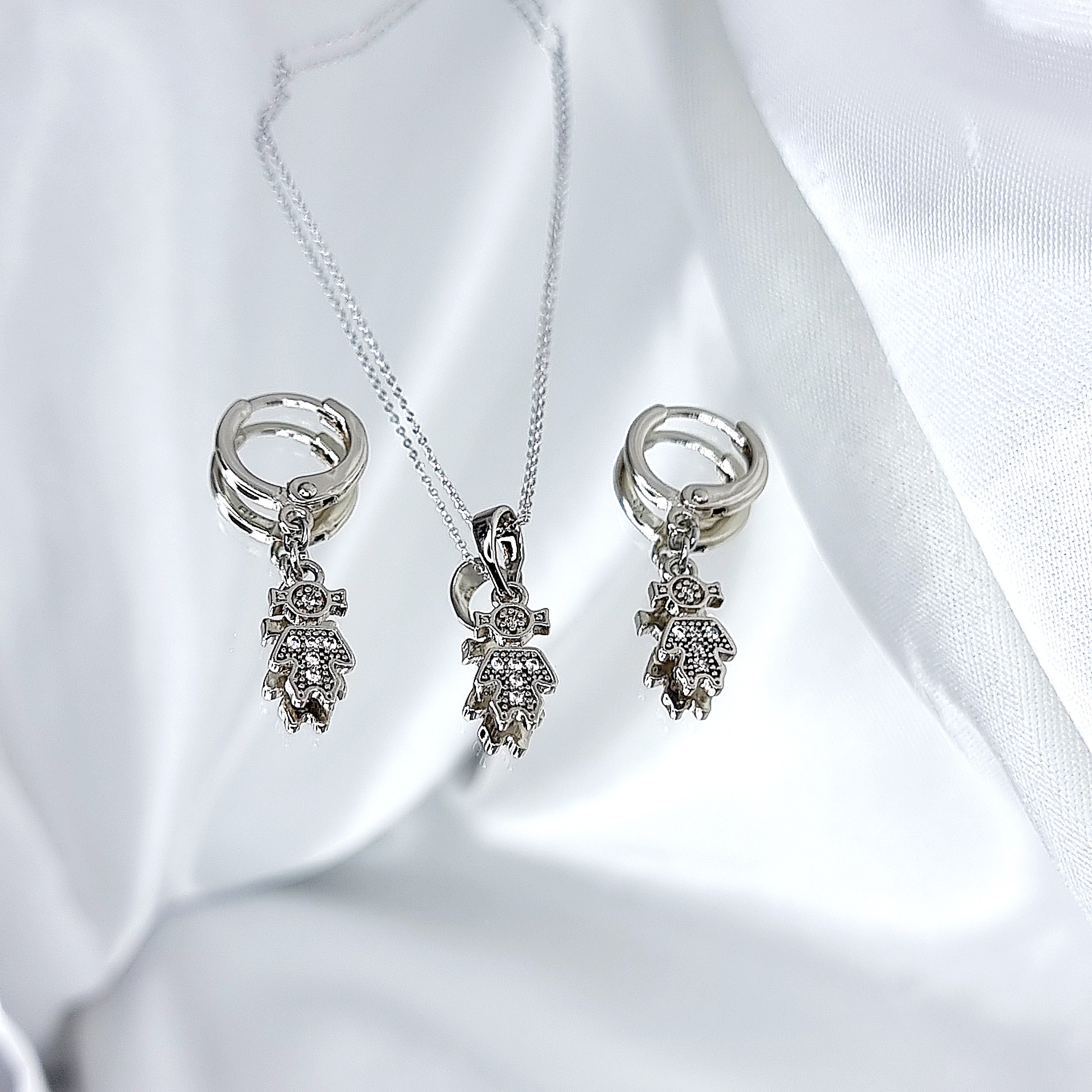 Apzeltīts rotu komplekts, neizraisa alerģiju, kvalitatīvs zelts, neapsūbē, mitrumizturīgs. Drošs pirkums, ātra piegāde, plašs sortiments, vienkāršota atgriešana…