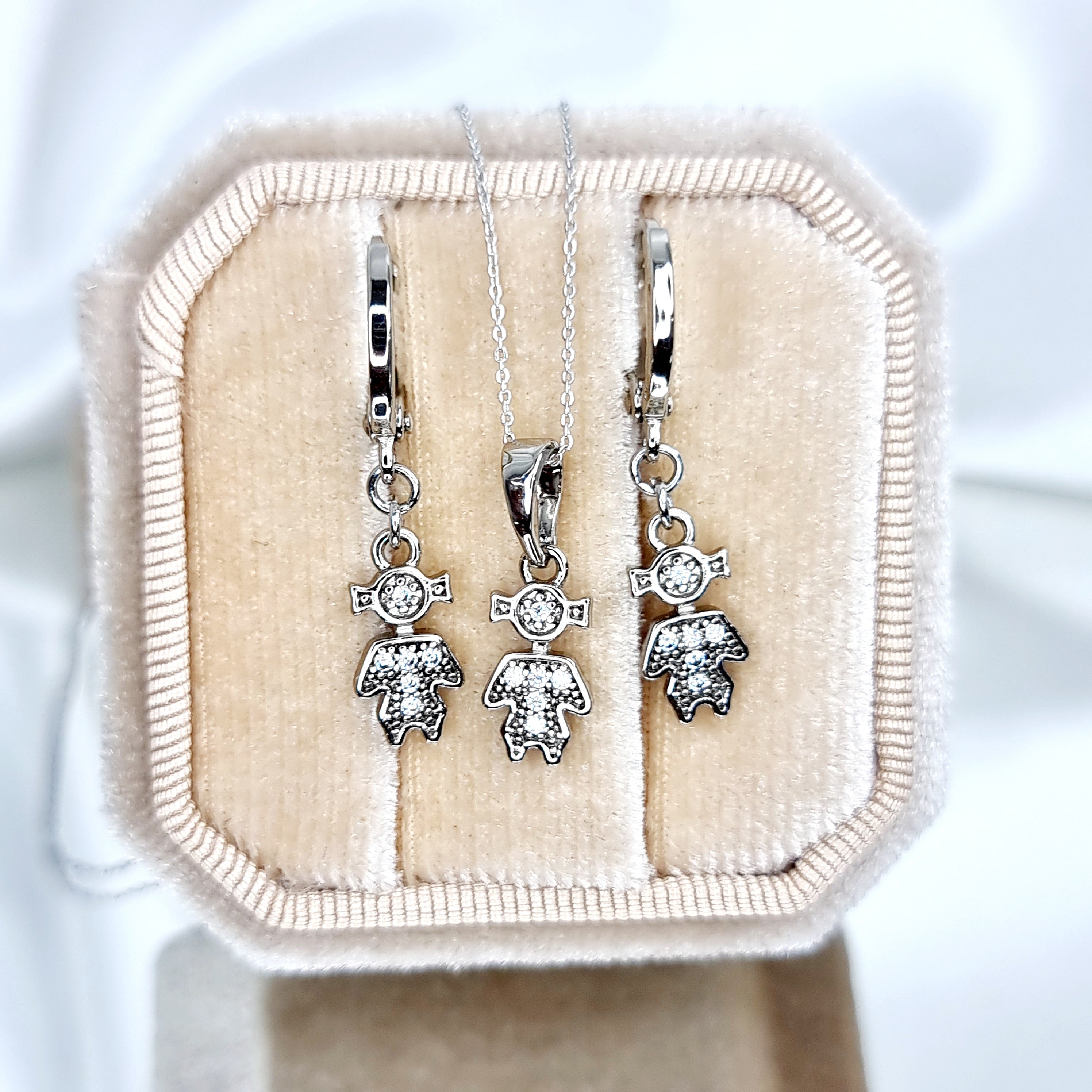 Apzeltīts rotu komplekts, neizraisa alerģiju, kvalitatīvs zelts, neapsūbē, mitrumizturīgs. Drošs pirkums, ātra piegāde, plašs sortiments, vienkāršota atgriešana…