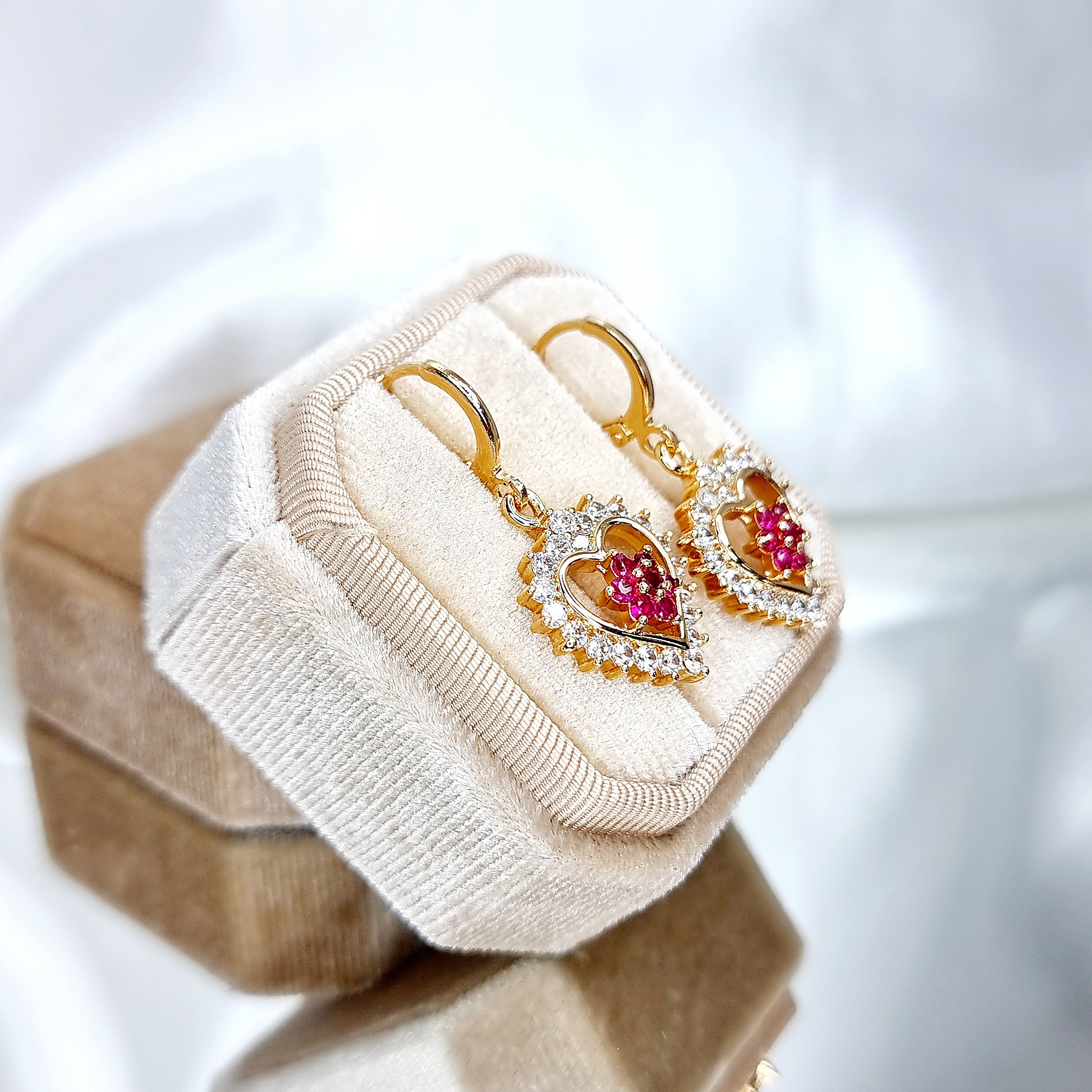 Apzeltīti auskari, neizraisa alerģiju, kvalitatīvi, neapsūbē, mitrumizturīgi. Drošs pirkums, ātra piegāde, plašs sortiments, vienkāršota atgriešana. Klasiski auskari, auskari ikdienai, auskari kāzām, bērniem. Riņķīši, zelta auskari, medicīniskais zelts. Rotaslietas sievietei, moderni auskari, gaumīgi auskari, dāvana.