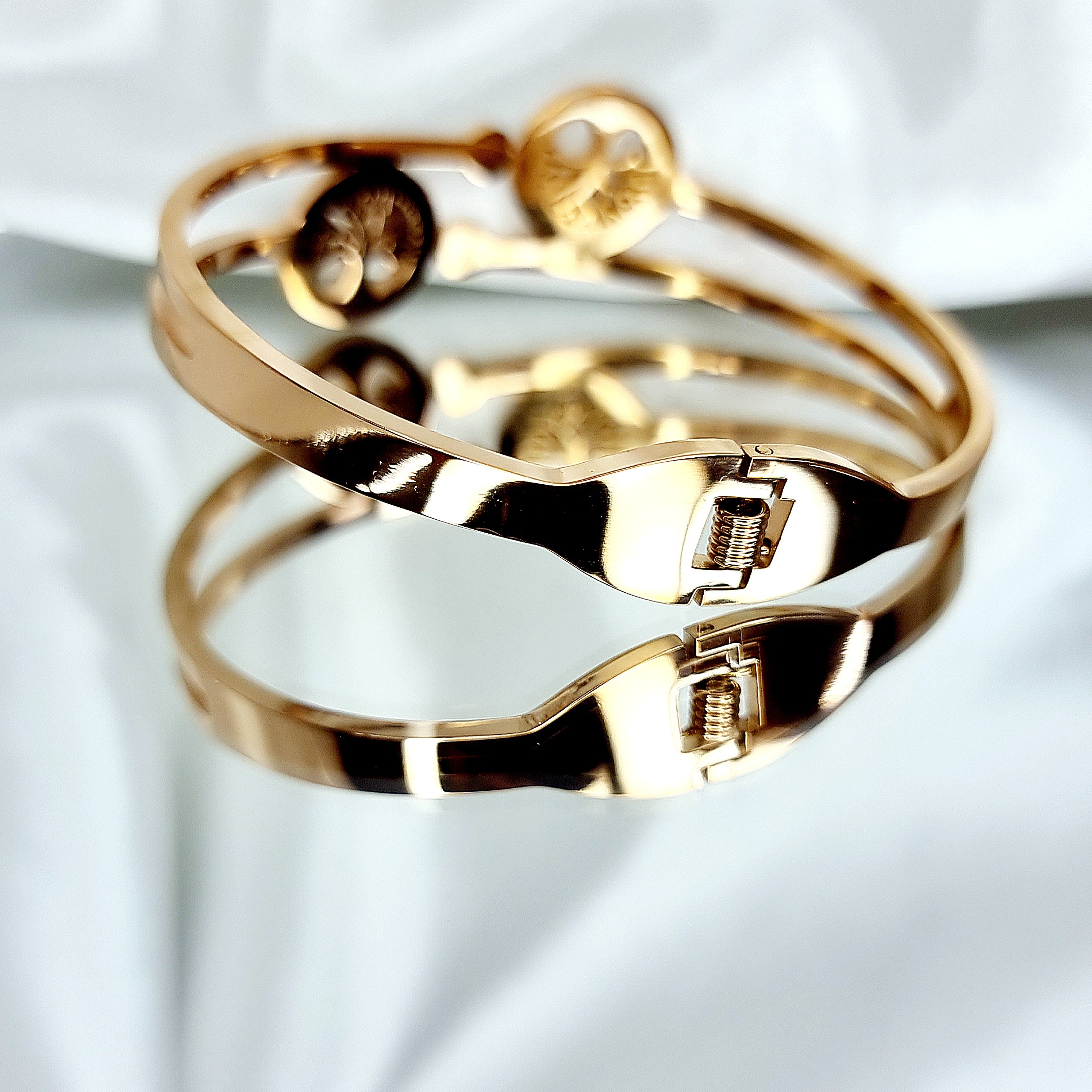 Apzeltīta rokassprādze, neizraisa alerģiju, kvalitatīva, neapsūbē. Drošs pirkums, ātra piegāde, plašs sortiments, vienkāršota atgriešana. Klasiska ķēdīte, rokas…