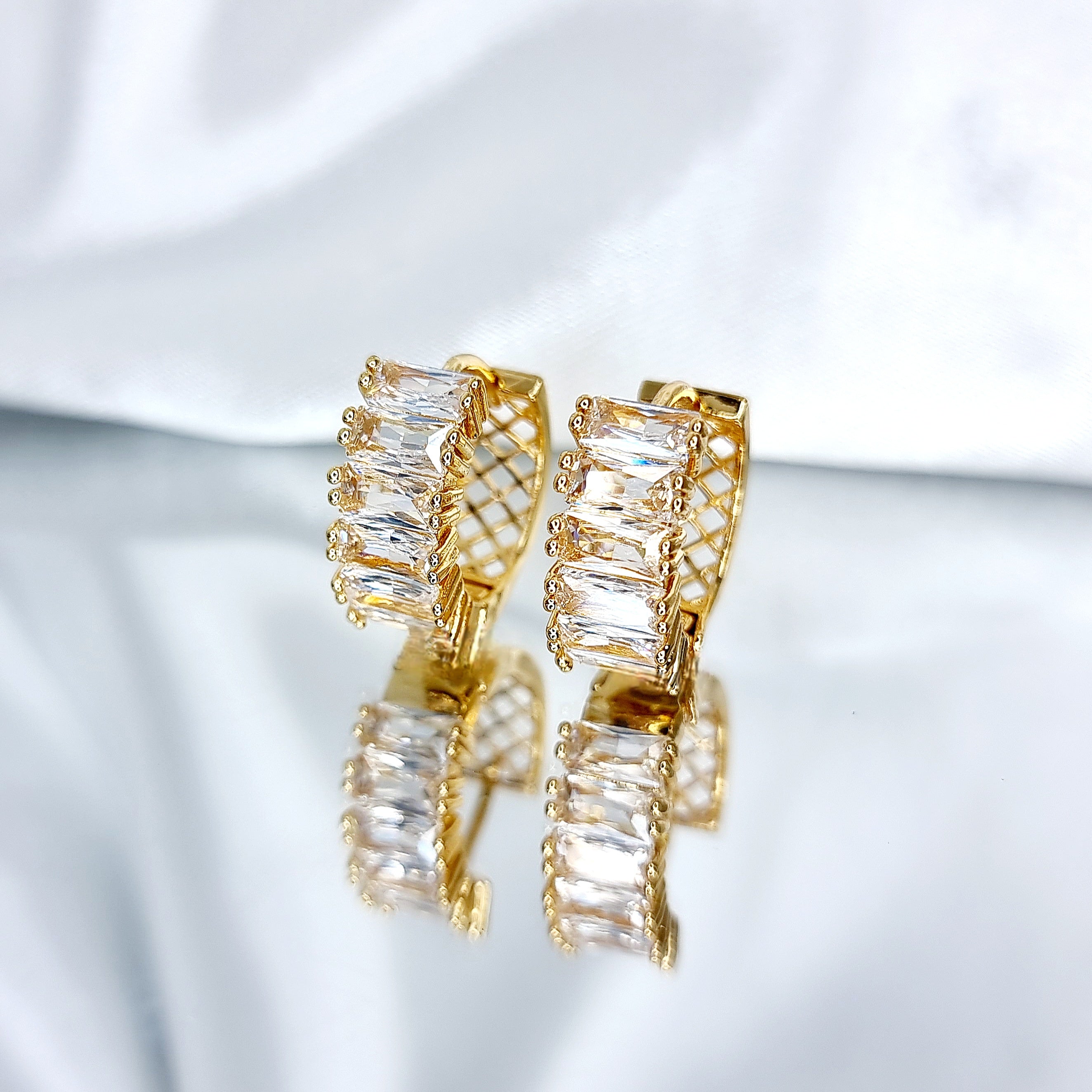 Apzeltīti auskari, neizraisa alerģiju, kvalitatīvi, neapsūbē, mitrumizturīgi. Drošs pirkums, ātra piegāde, plašs sortiments, vienkāršota atgriešana. Klasiski auskari, auskari ikdienai, auskari kāzām, bērniem. Riņķīši, zelta auskari, medicīniskais zelts. Rotaslietas sievietei, moderni auskari, gaumīgi auskari, dāvana.