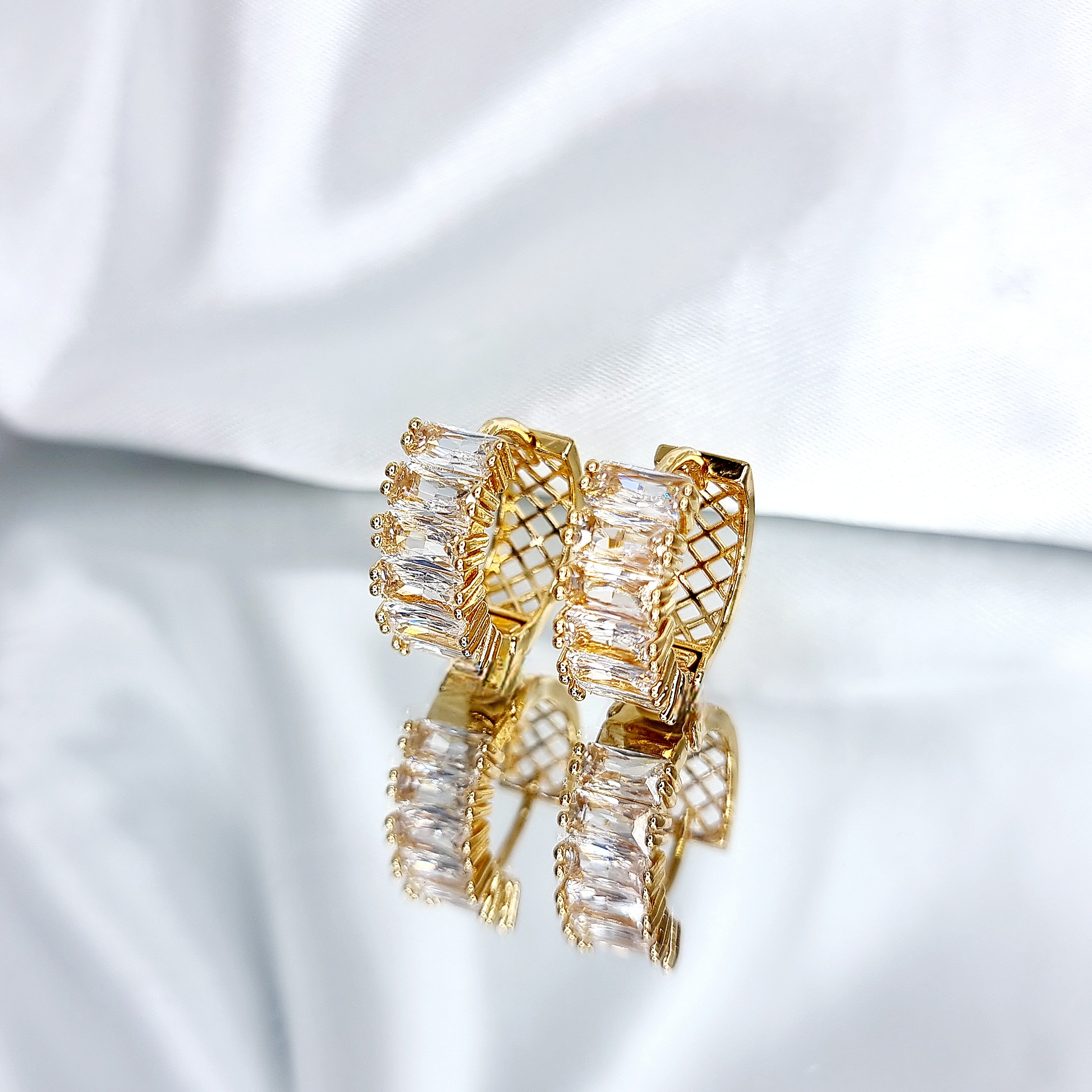 Apzeltīti auskari, neizraisa alerģiju, kvalitatīvi, neapsūbē, mitrumizturīgi. Drošs pirkums, ātra piegāde, plašs sortiments, vienkāršota atgriešana. Klasiski auskari, auskari ikdienai, auskari kāzām, bērniem. Riņķīši, zelta auskari, medicīniskais zelts. Rotaslietas sievietei, moderni auskari, gaumīgi auskari, dāvana.