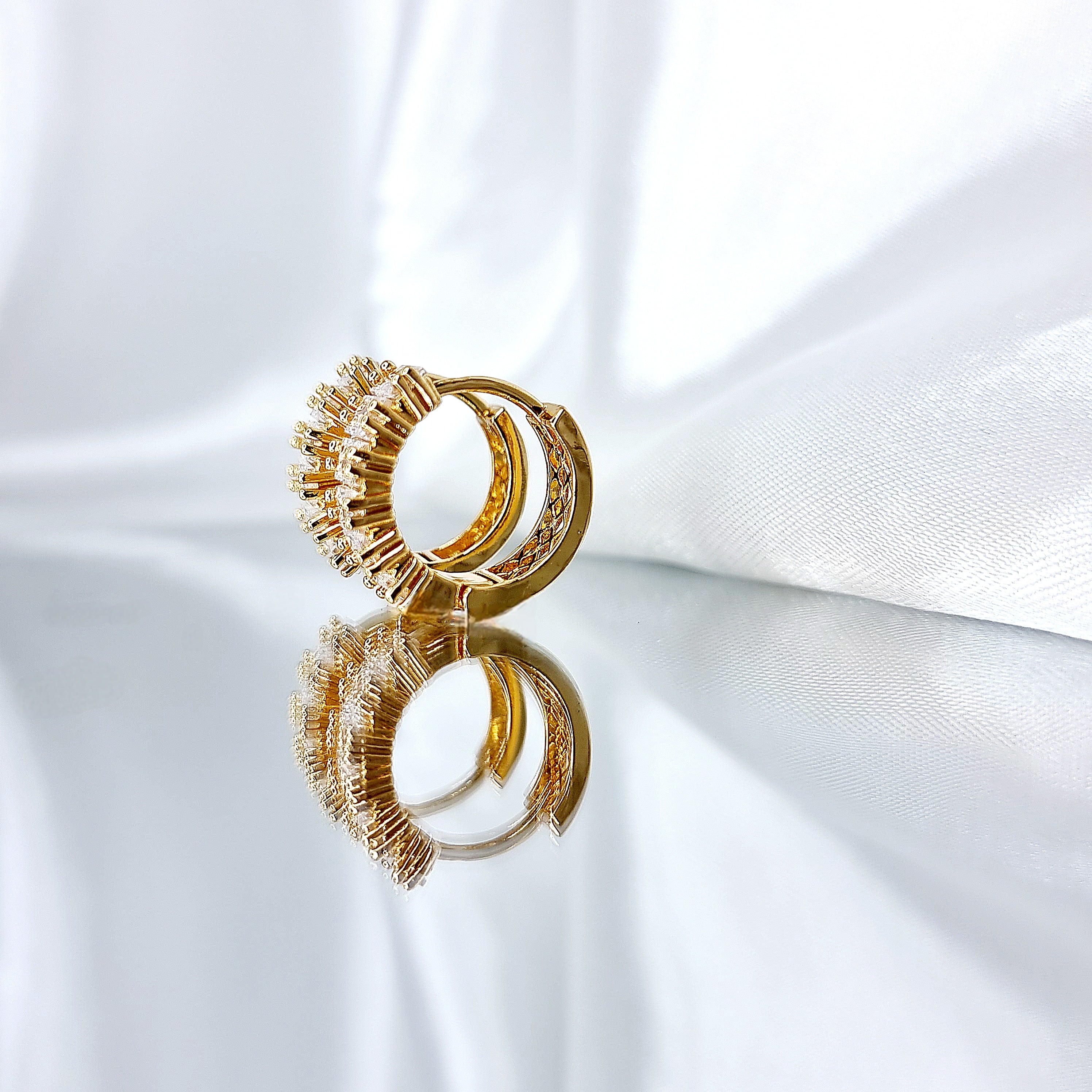 Apzeltīti auskari, neizraisa alerģiju, kvalitatīvi, neapsūbē, mitrumizturīgi. Drošs pirkums, ātra piegāde, plašs sortiments, vienkāršota atgriešana. Klasiski auskari, auskari ikdienai, auskari kāzām, bērniem. Riņķīši, zelta auskari, medicīniskais zelts. Rotaslietas sievietei, moderni auskari, gaumīgi auskari, dāvana.