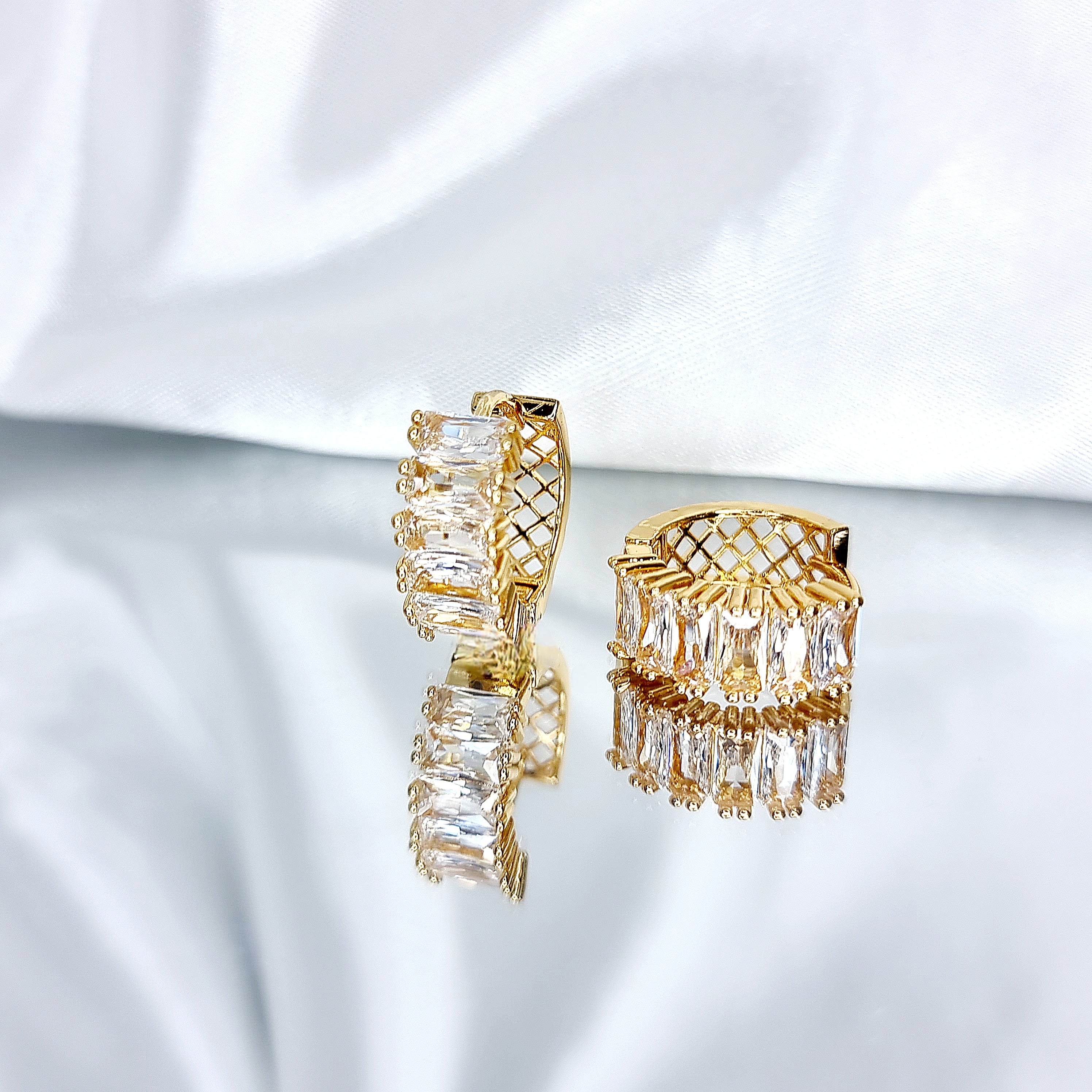 Apzeltīti auskari, neizraisa alerģiju, kvalitatīvi, neapsūbē, mitrumizturīgi. Drošs pirkums, ātra piegāde, plašs sortiments, vienkāršota atgriešana. Klasiski auskari, auskari ikdienai, auskari kāzām, bērniem. Riņķīši, zelta auskari, medicīniskais zelts. Rotaslietas sievietei, moderni auskari, gaumīgi auskari, dāvana.