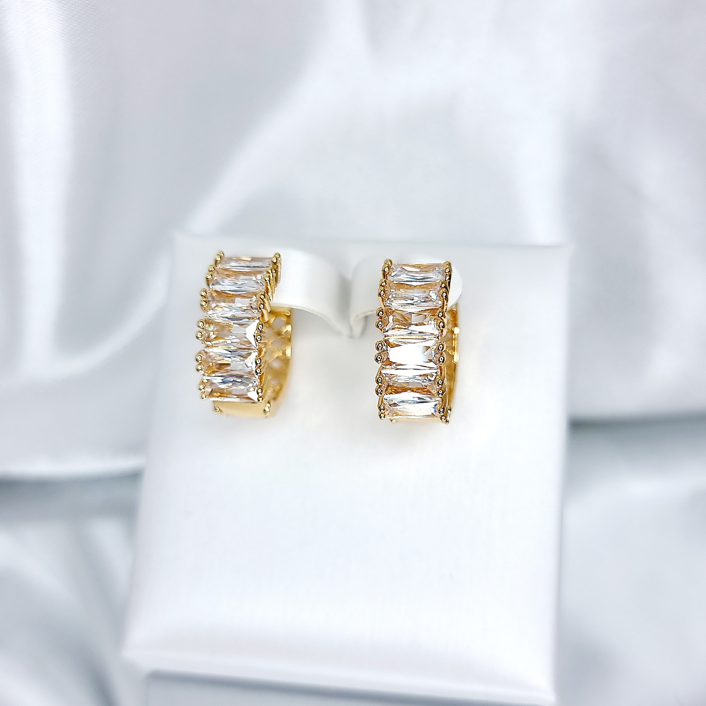 Apzeltīti auskari, neizraisa alerģiju, kvalitatīvi, neapsūbē, mitrumizturīgi. Drošs pirkums, ātra piegāde, plašs sortiments, vienkāršota atgriešana. Klasiski auskari, auskari ikdienai, auskari kāzām, bērniem. Riņķīši, zelta auskari, medicīniskais zelts. Rotaslietas sievietei, moderni auskari, gaumīgi auskari, dāvana.