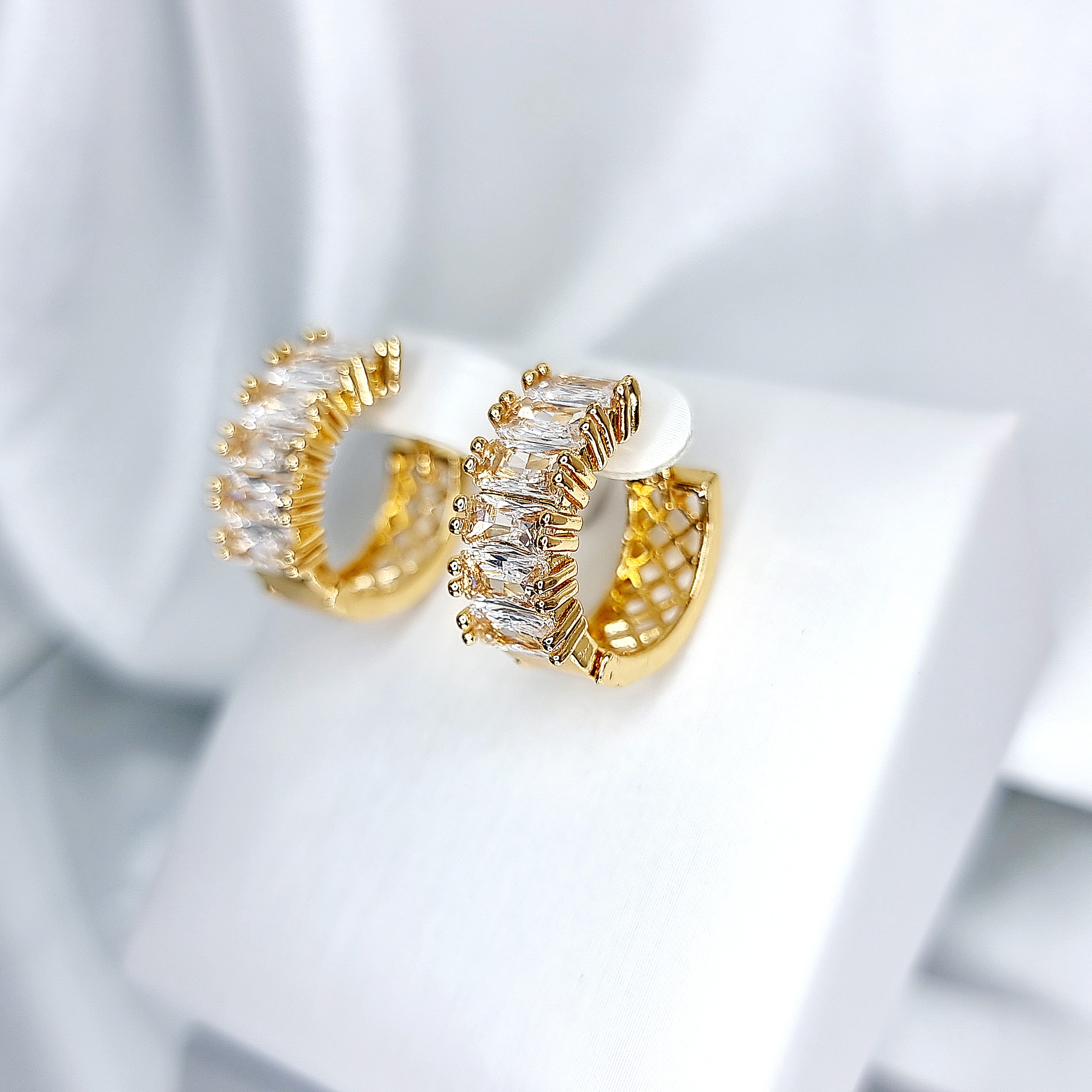 Apzeltīti auskari, neizraisa alerģiju, kvalitatīvi, neapsūbē, mitrumizturīgi. Drošs pirkums, ātra piegāde, plašs sortiments, vienkāršota atgriešana. Klasiski auskari, auskari ikdienai, auskari kāzām, bērniem. Riņķīši, zelta auskari, medicīniskais zelts. Rotaslietas sievietei, moderni auskari, gaumīgi auskari, dāvana.