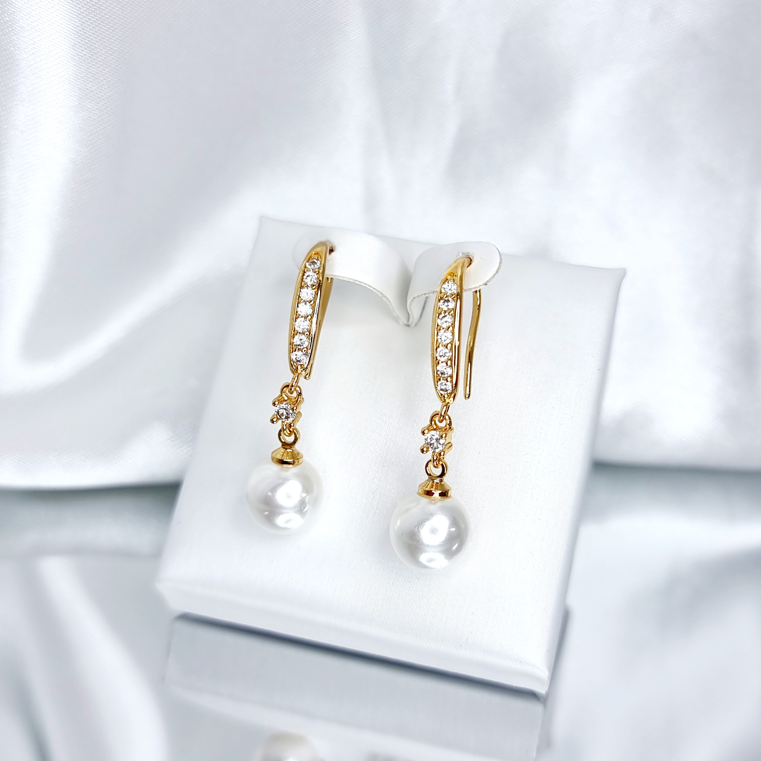 Apzeltīti auskari, neizraisa alerģiju, kvalitatīvi, neapsūbē, mitrumizturīgi. Drošs pirkums, ātra piegāde, plašs sortiments, vienkāršota atgriešana. Klasiski auskari, auskari ikdienai, auskari kāzām, bērniem. Riņķīši, zelta auskari, medicīniskais zelts. Rotaslietas sievietei, moderni auskari, gaumīgi auskari, dāvana.