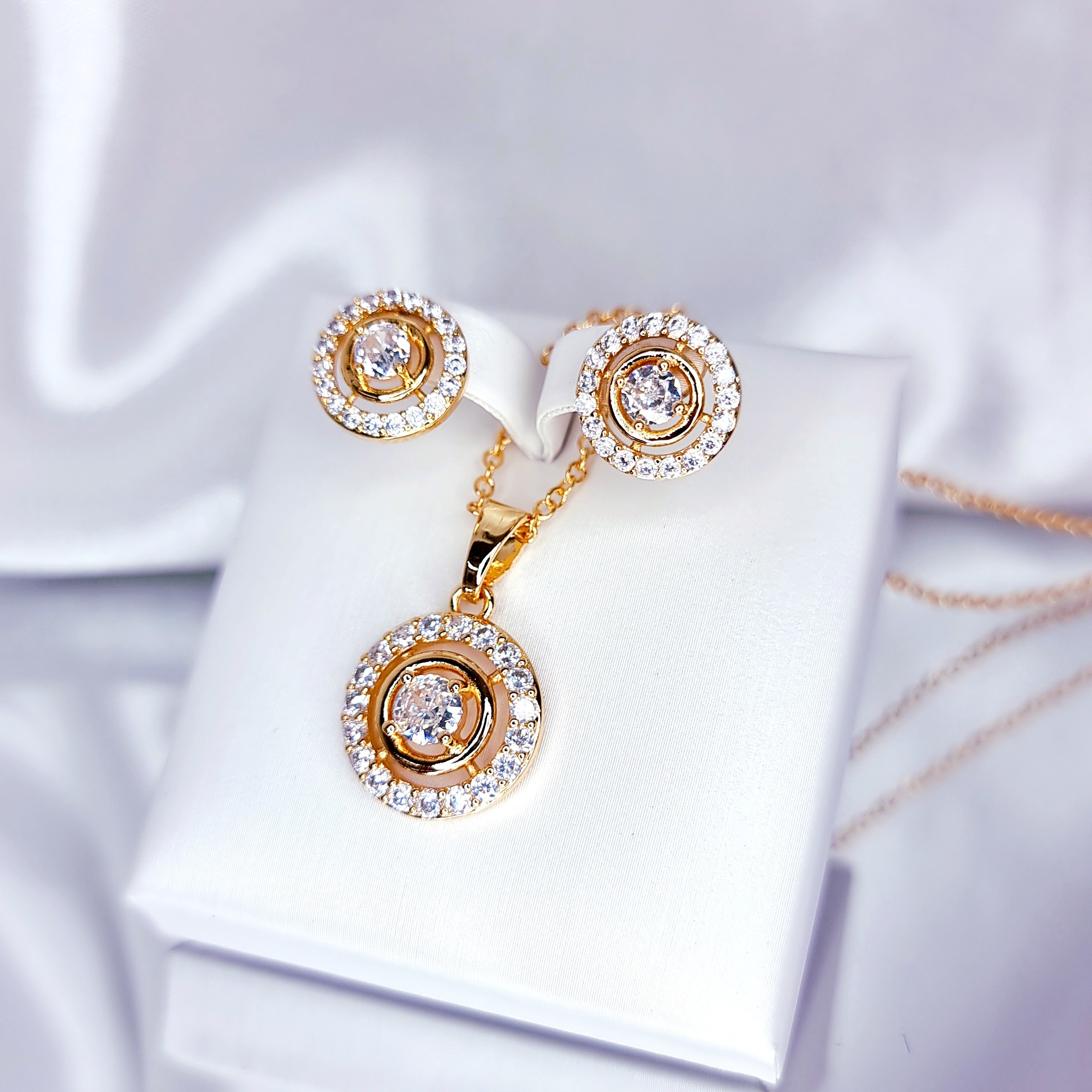 Apzeltīts rotu komplekts, neizraisa alerģiju, kvalitatīvs zelts, neapsūbē, mitrumizturīgs. Drošs pirkums, ātra piegāde, plašs sortiments, vienkāršota atgriešana…