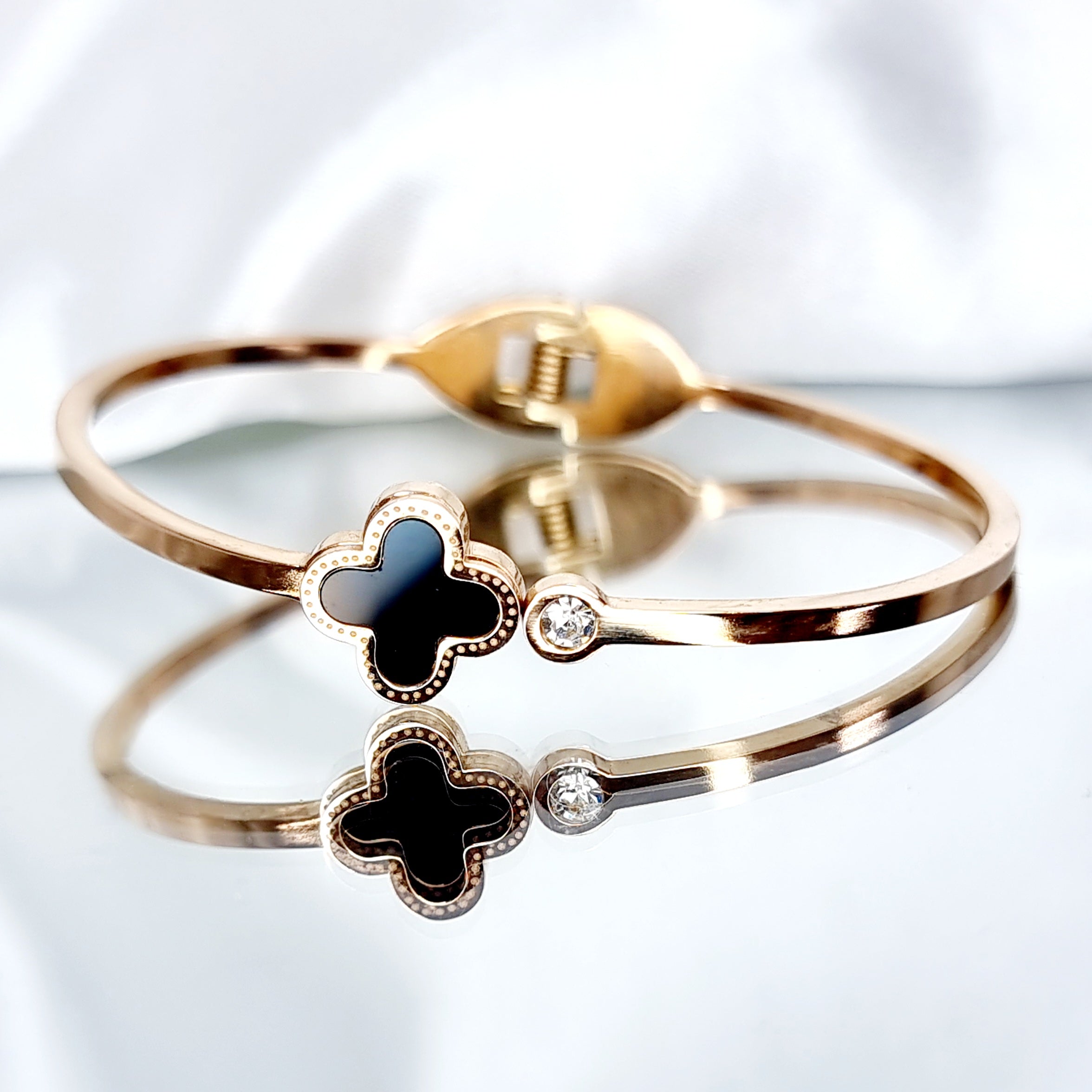 Apzeltīta rokassprādze, neizraisa alerģiju, kvalitatīva, neapsūbē. Drošs pirkums, ātra piegāde, plašs sortiments, vienkāršota atgriešana. Klasiska ķēdīte, rokas…