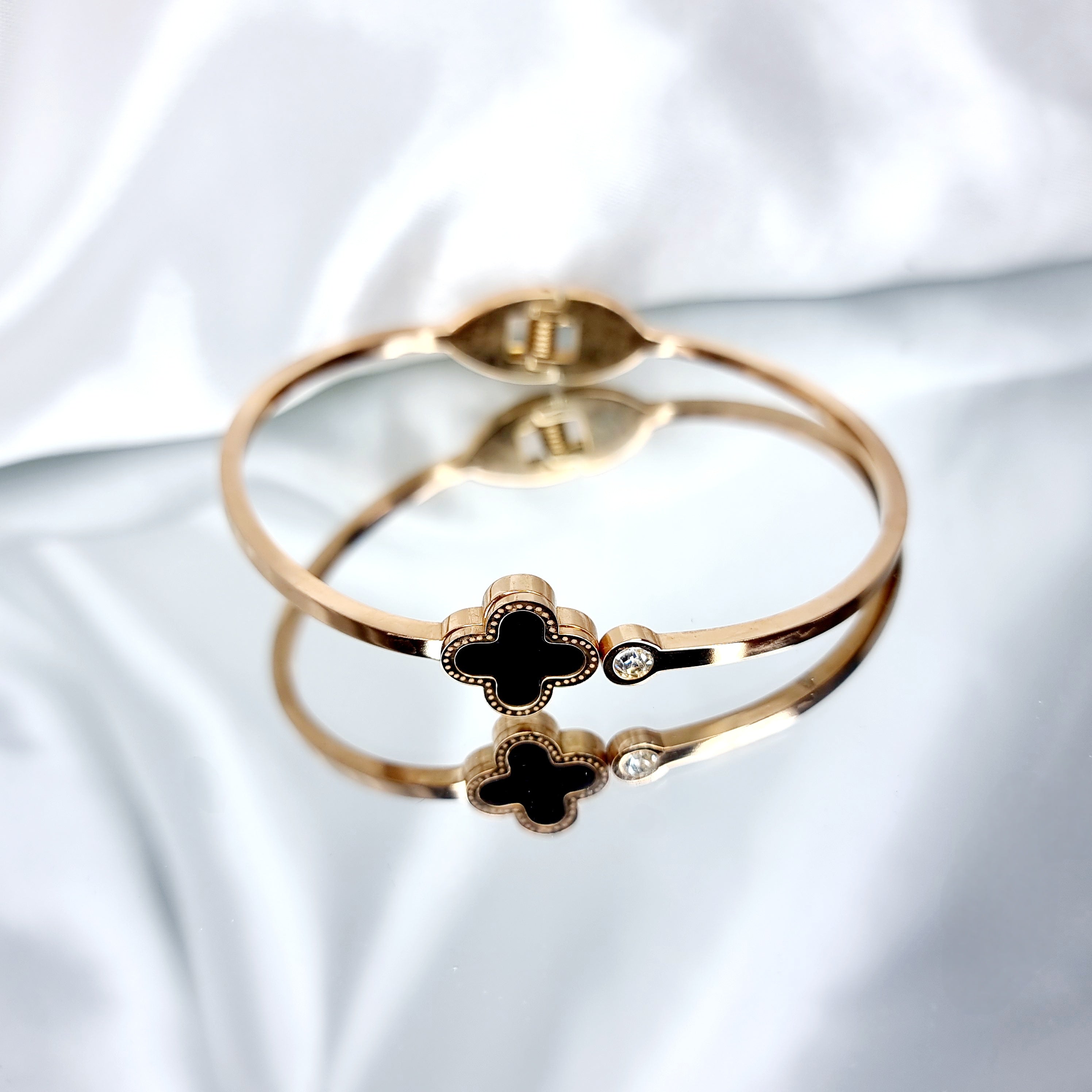 Apzeltīta rokassprādze, neizraisa alerģiju, kvalitatīva, neapsūbē. Drošs pirkums, ātra piegāde, plašs sortiments, vienkāršota atgriešana. Klasiska ķēdīte, rokas…