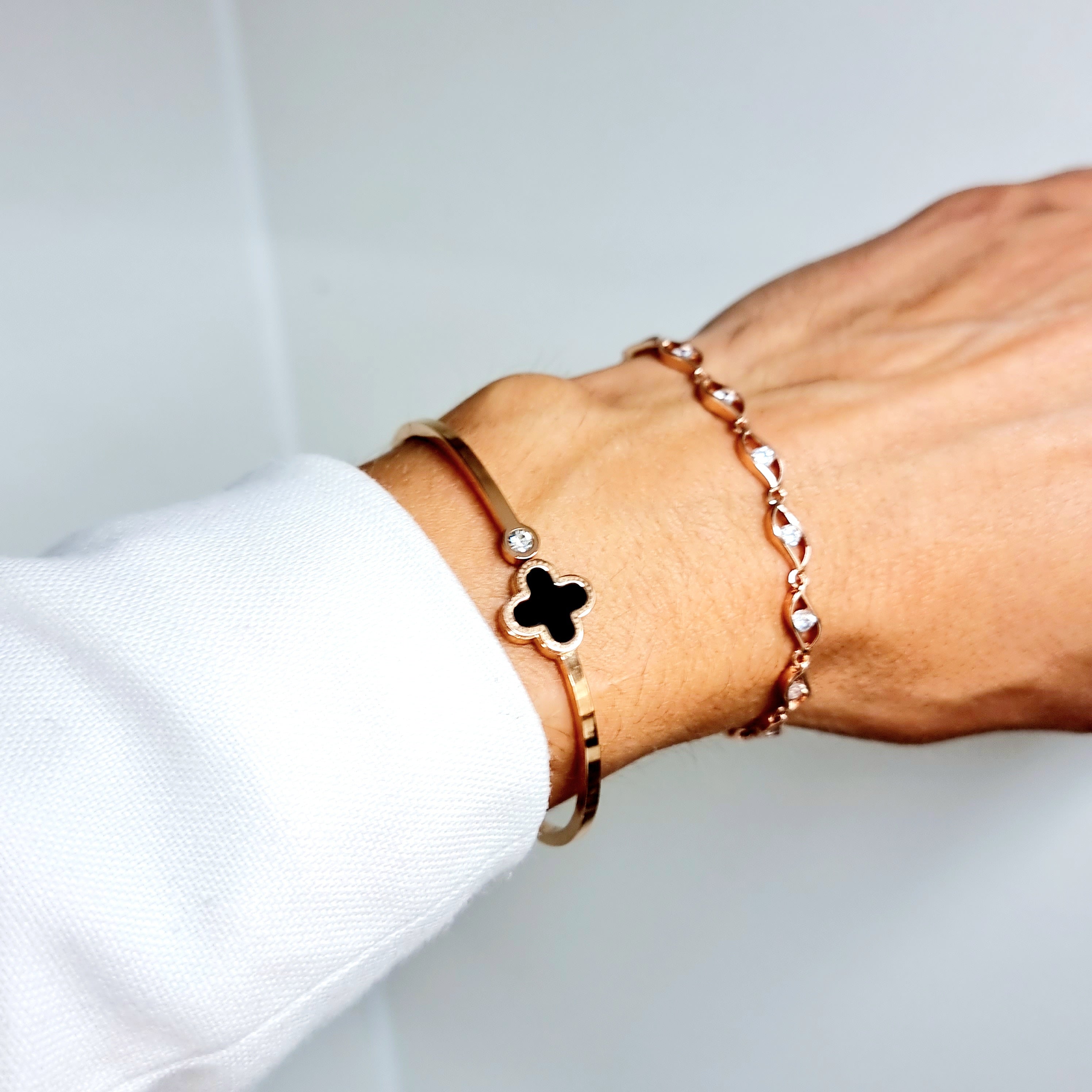 Apzeltīta rokassprādze, neizraisa alerģiju, kvalitatīva, neapsūbē. Drošs pirkums, ātra piegāde, plašs sortiments, vienkāršota atgriešana. Klasiska ķēdīte, rokas…