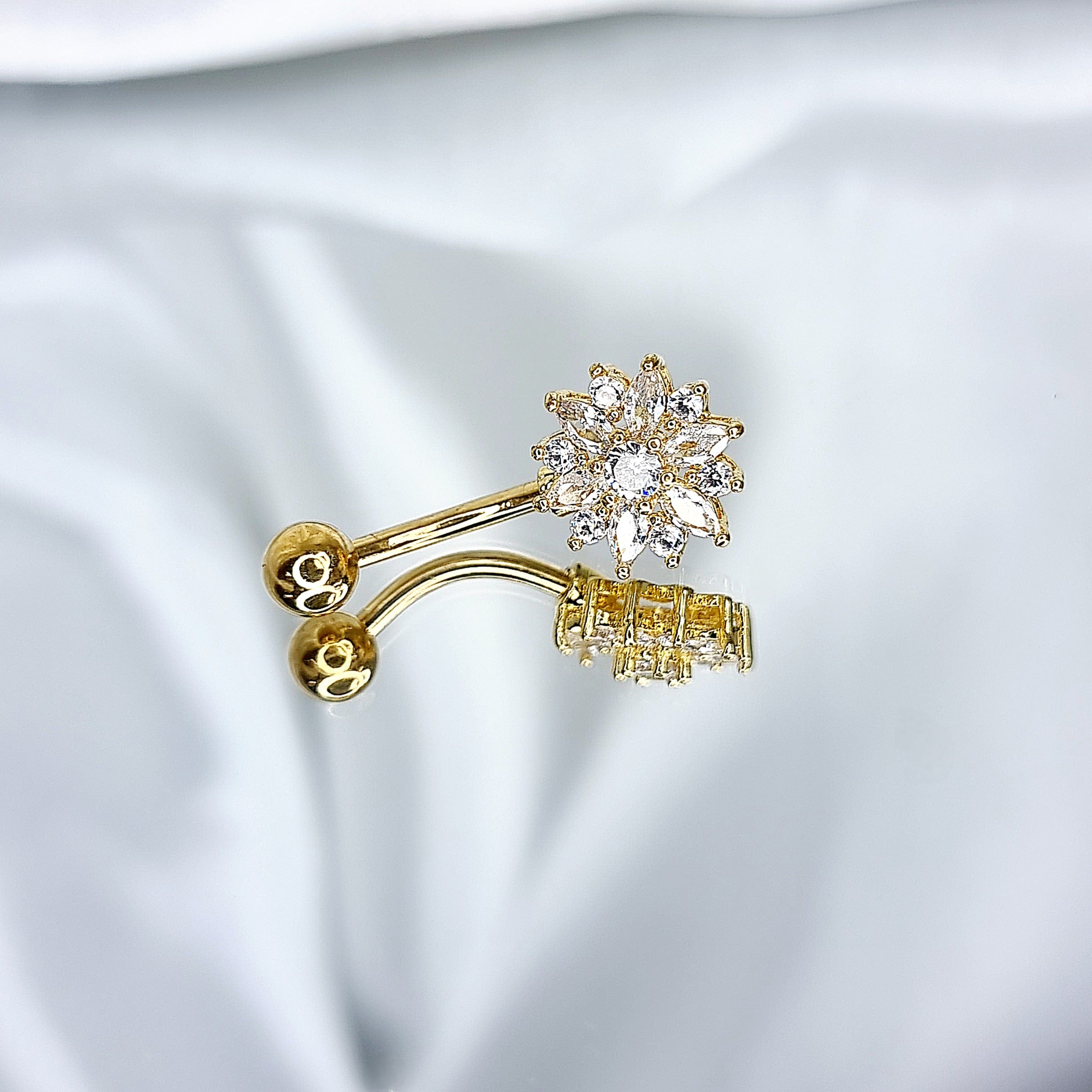 Apzeltīts pīrsings, neizraisa alerģiju, kvalitatīvi pīrsingi, neapsūbē, mitrumizturīgi. Drošs pirkums, ātra piegāde, plašs sortiments, vienkārša atgriešana. Deg…