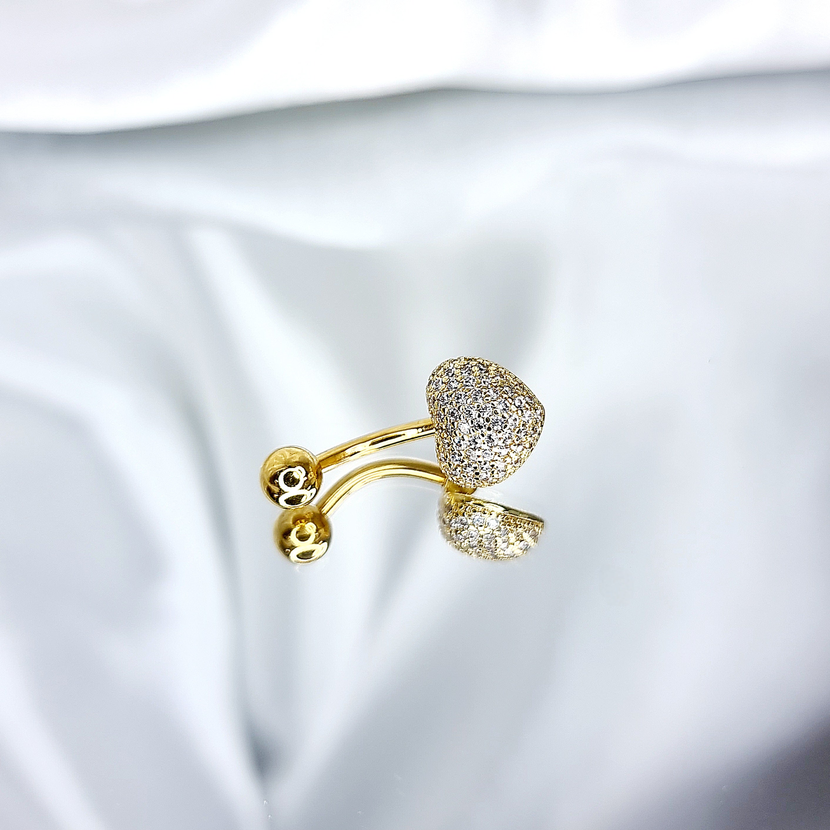 Apzeltīts pīrsings, neizraisa alerģiju, kvalitatīvi pīrsingi, neapsūbē, mitrumizturīgi. Drošs pirkums, ātra piegāde, plašs sortiments, vienkārša atgriešana. Deg…