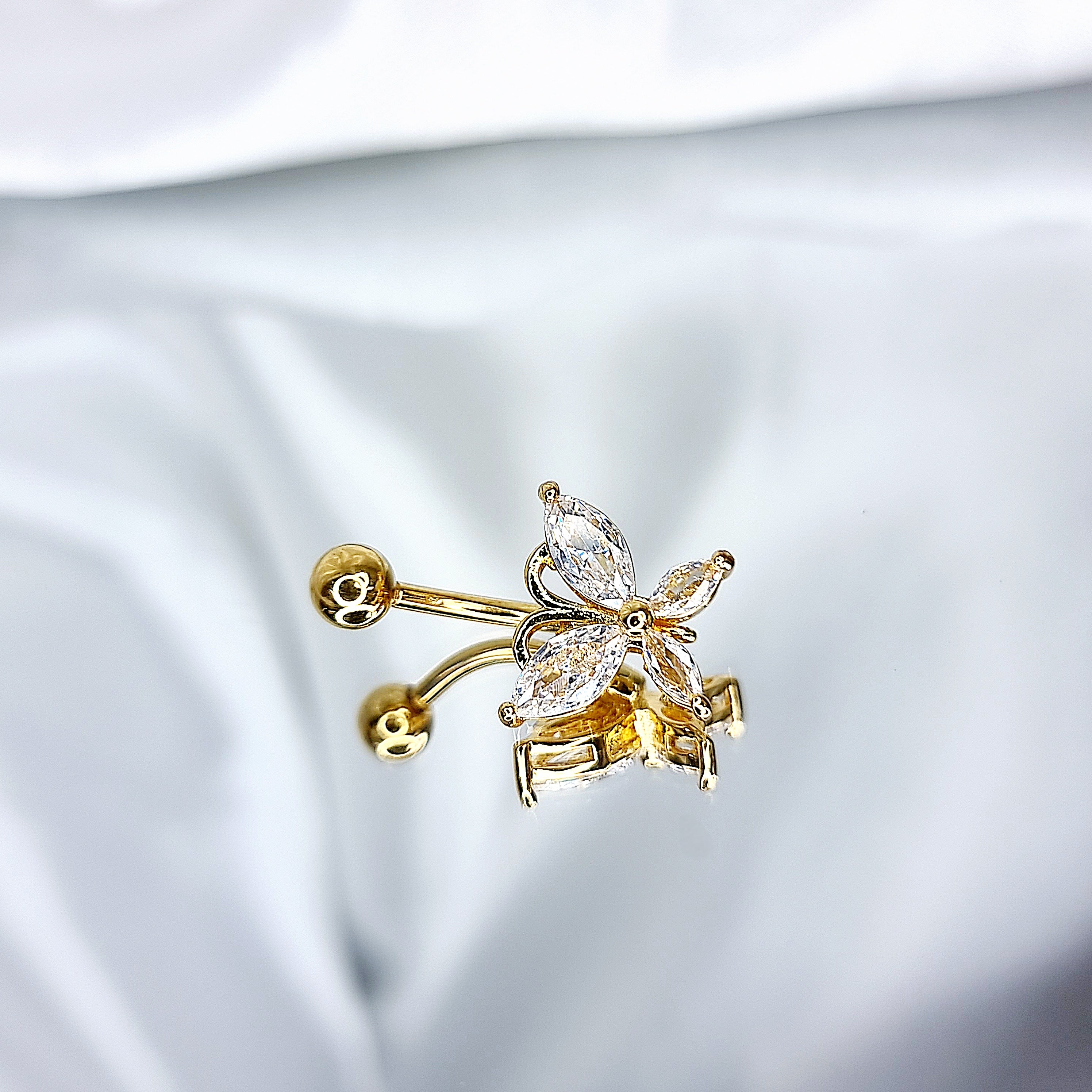 Apzeltīts pīrsings, neizraisa alerģiju, kvalitatīvi pīrsingi, neapsūbē, mitrumizturīgi. Drošs pirkums, ātra piegāde, plašs sortiments, vienkārša atgriešana. Deg…