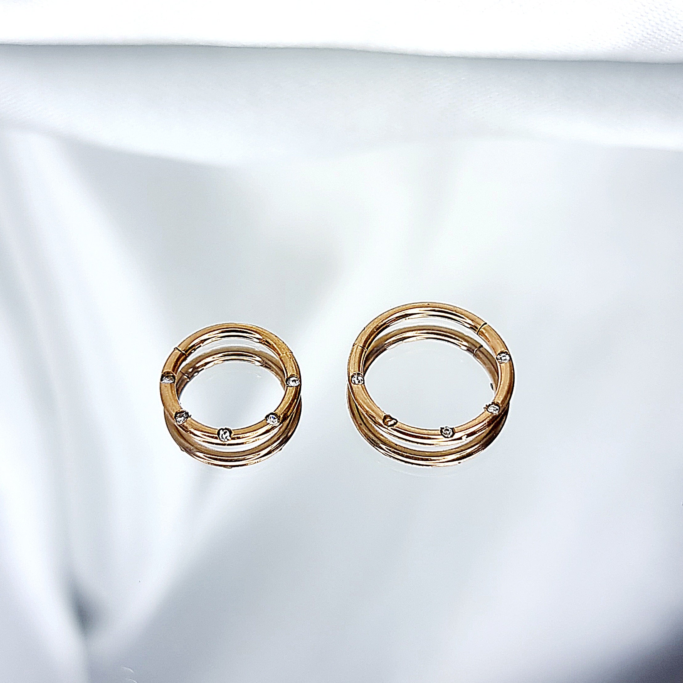 Apzeltīts pīrsings, neizraisa alerģiju, kvalitatīvi pīrsingi, neapsūbē, mitrumizturīgi. Drošs pirkums, ātra piegāde, plašs sortiments, vienkārša atgriešana. Deg…