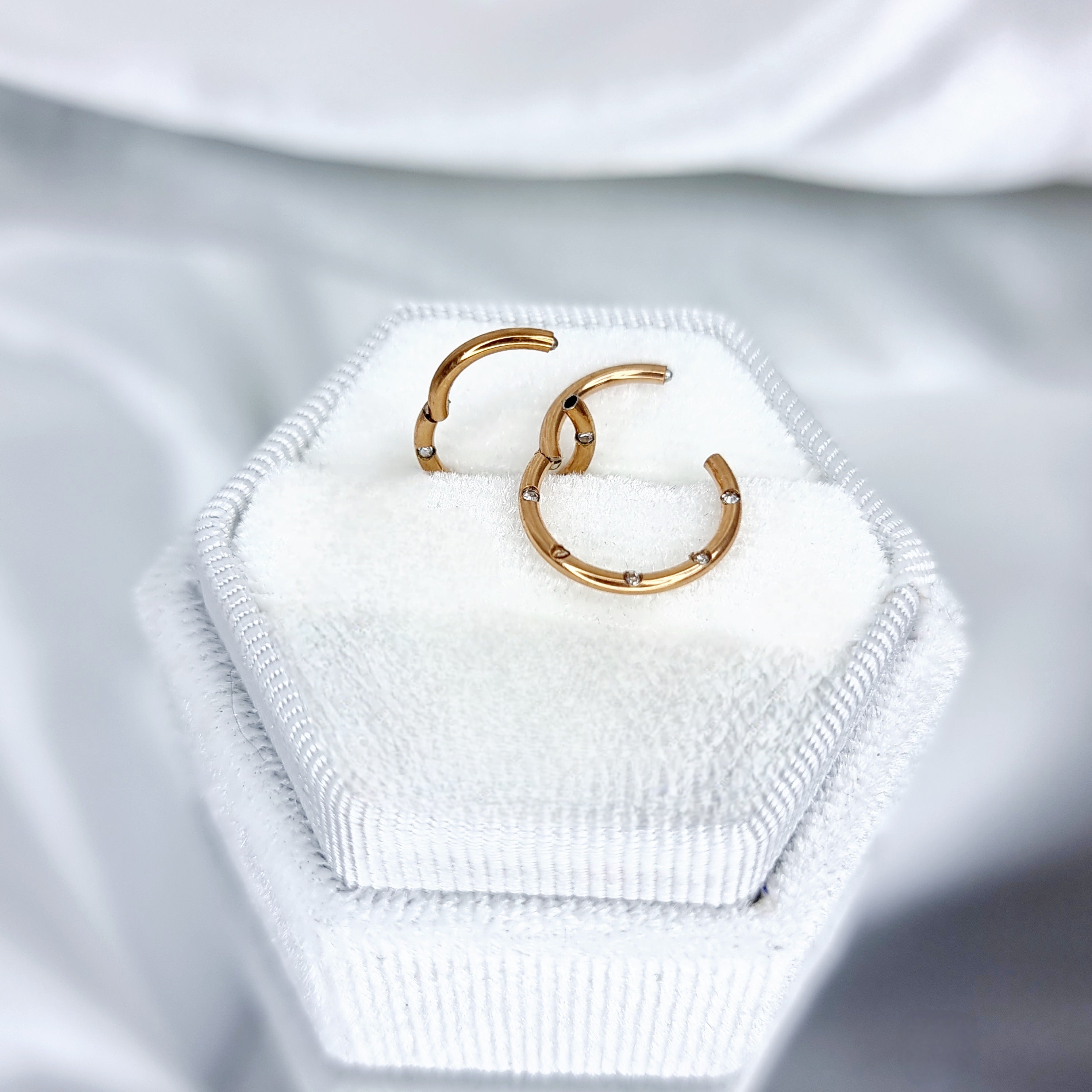 Apzeltīts pīrsings, neizraisa alerģiju, kvalitatīvi pīrsingi, neapsūbē, mitrumizturīgi. Drošs pirkums, ātra piegāde, plašs sortiments, vienkārša atgriešana. Deg…