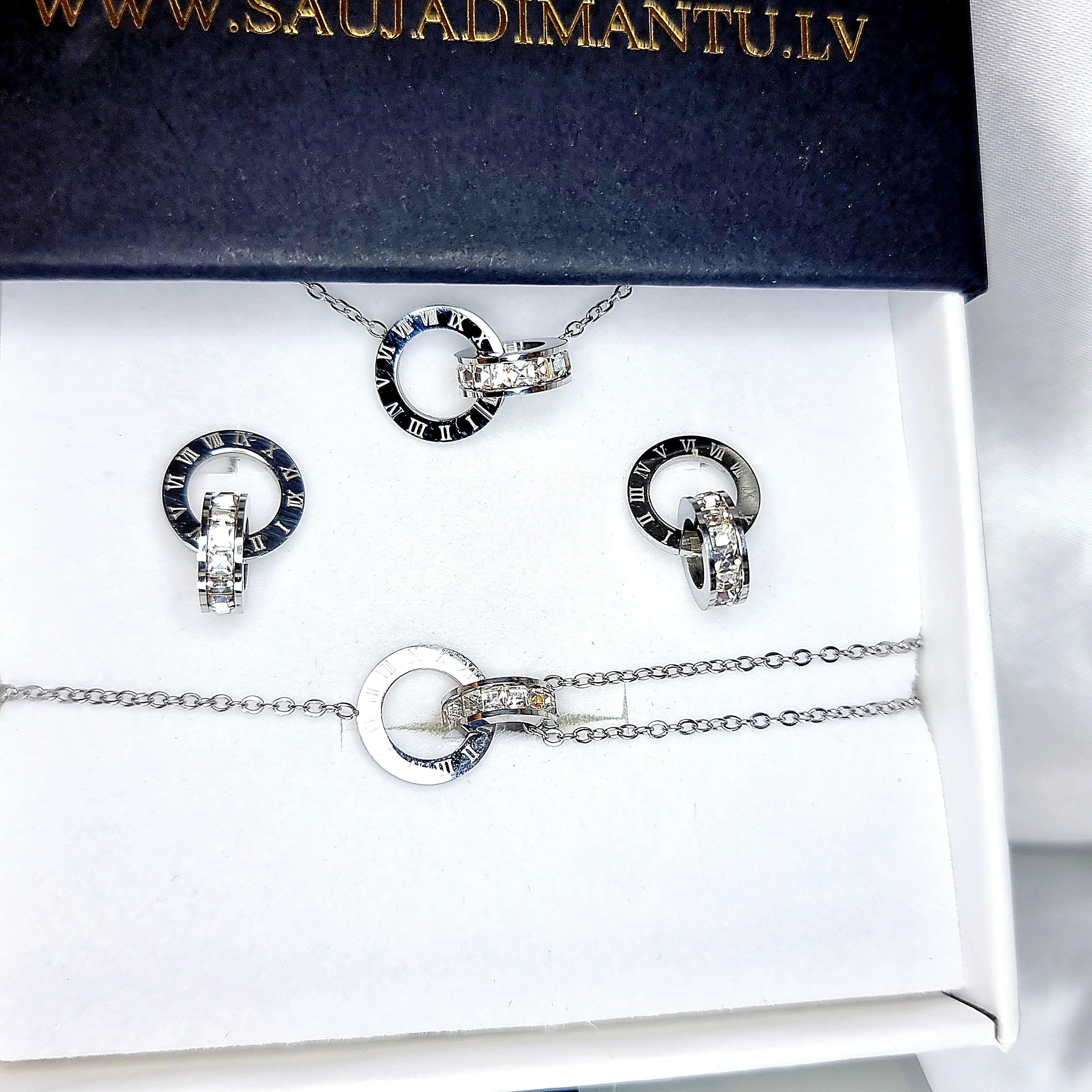 Apzeltīts rotu komplekts, neizraisa alerģiju, kvalitatīvs zelts, neapsūbē, mitrumizturīgs. Drošs pirkums, ātra piegāde, plašs sortiments, vienkāršota atgriešana…