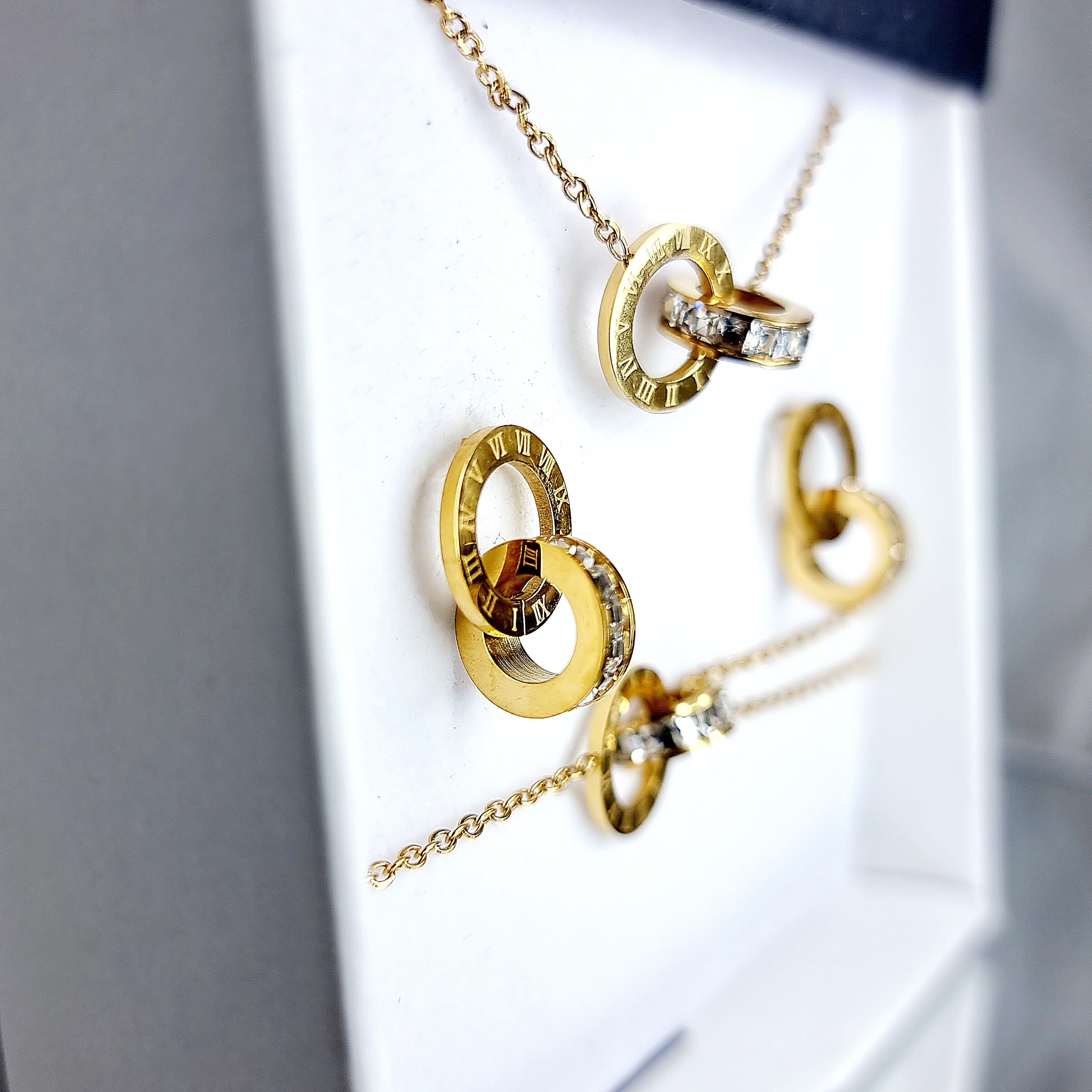 Apzeltīts rotu komplekts, neizraisa alerģiju, kvalitatīvs zelts, neapsūbē, mitrumizturīgs. Drošs pirkums, ātra piegāde, plašs sortiments, vienkāršota atgriešana…