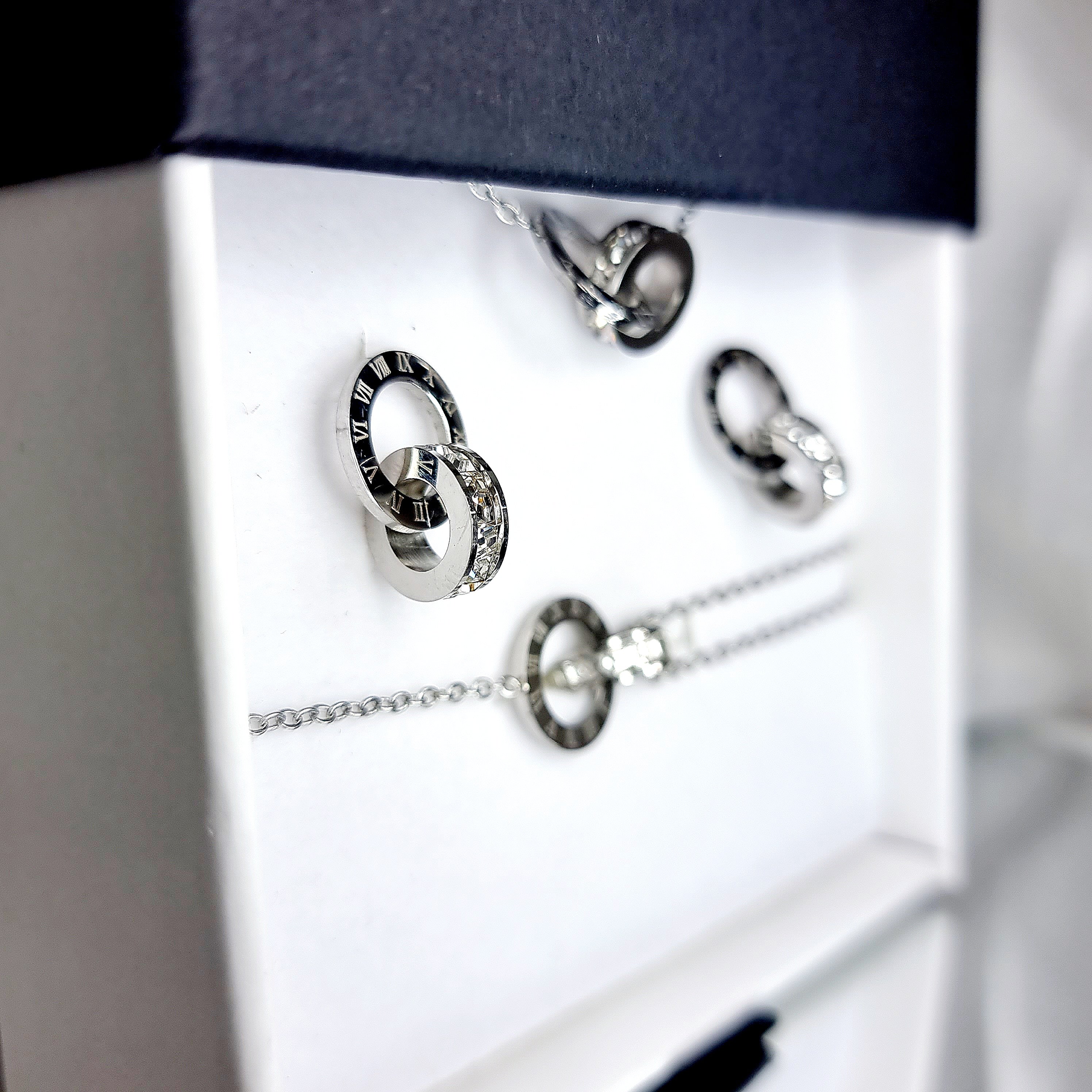 Apzeltīts rotu komplekts, neizraisa alerģiju, kvalitatīvs zelts, neapsūbē, mitrumizturīgs. Drošs pirkums, ātra piegāde, plašs sortiments, vienkāršota atgriešana…