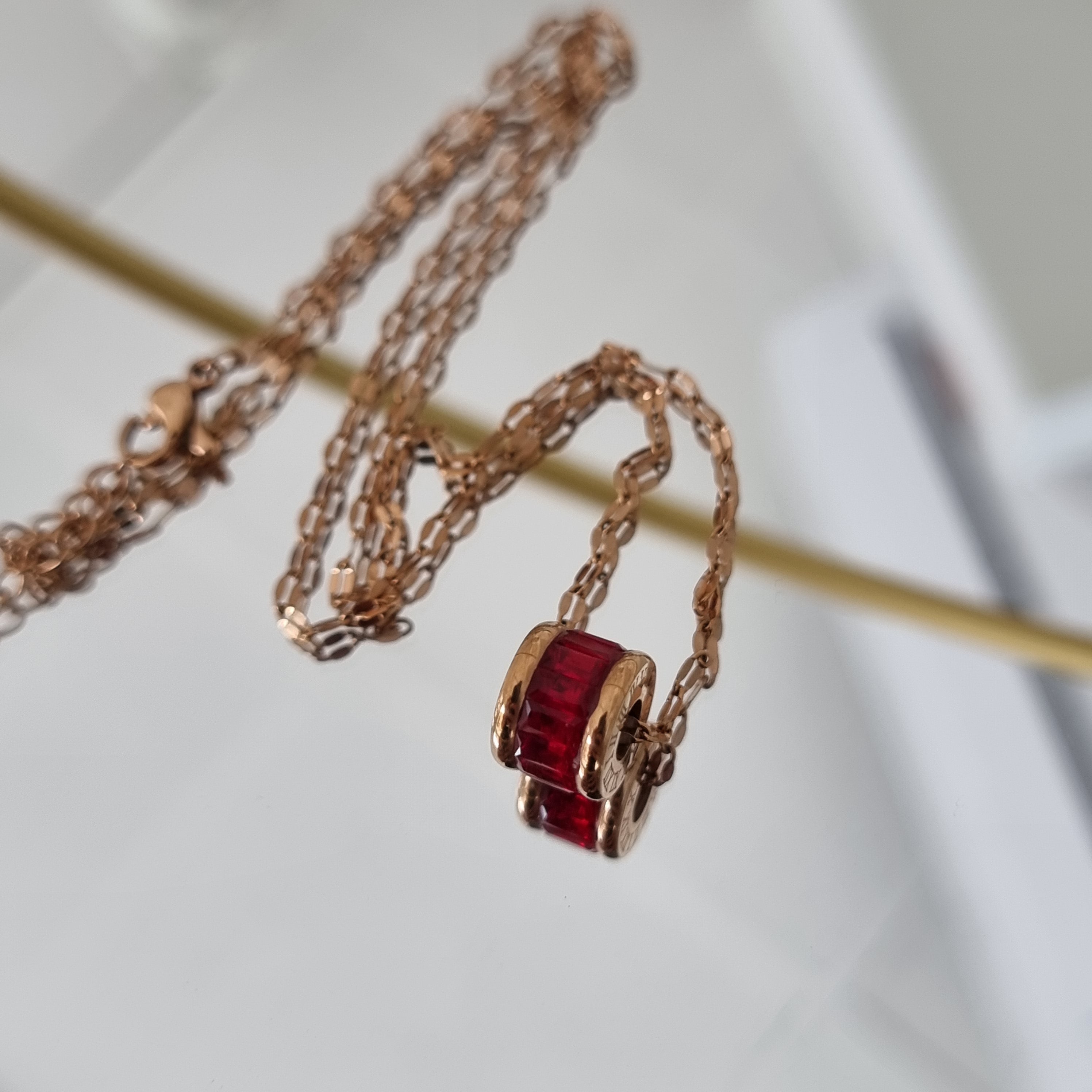 Kaklarota Swirl sarkana