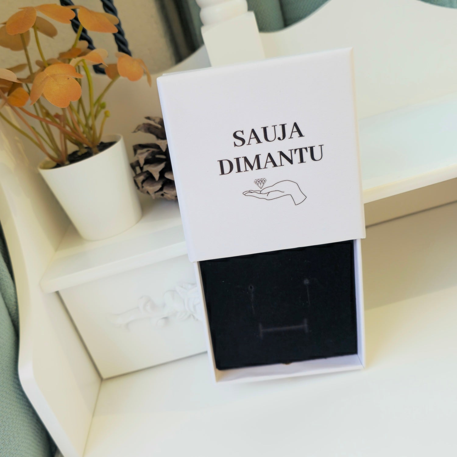 Sauja Dimantu baltā dāvanu kastīte