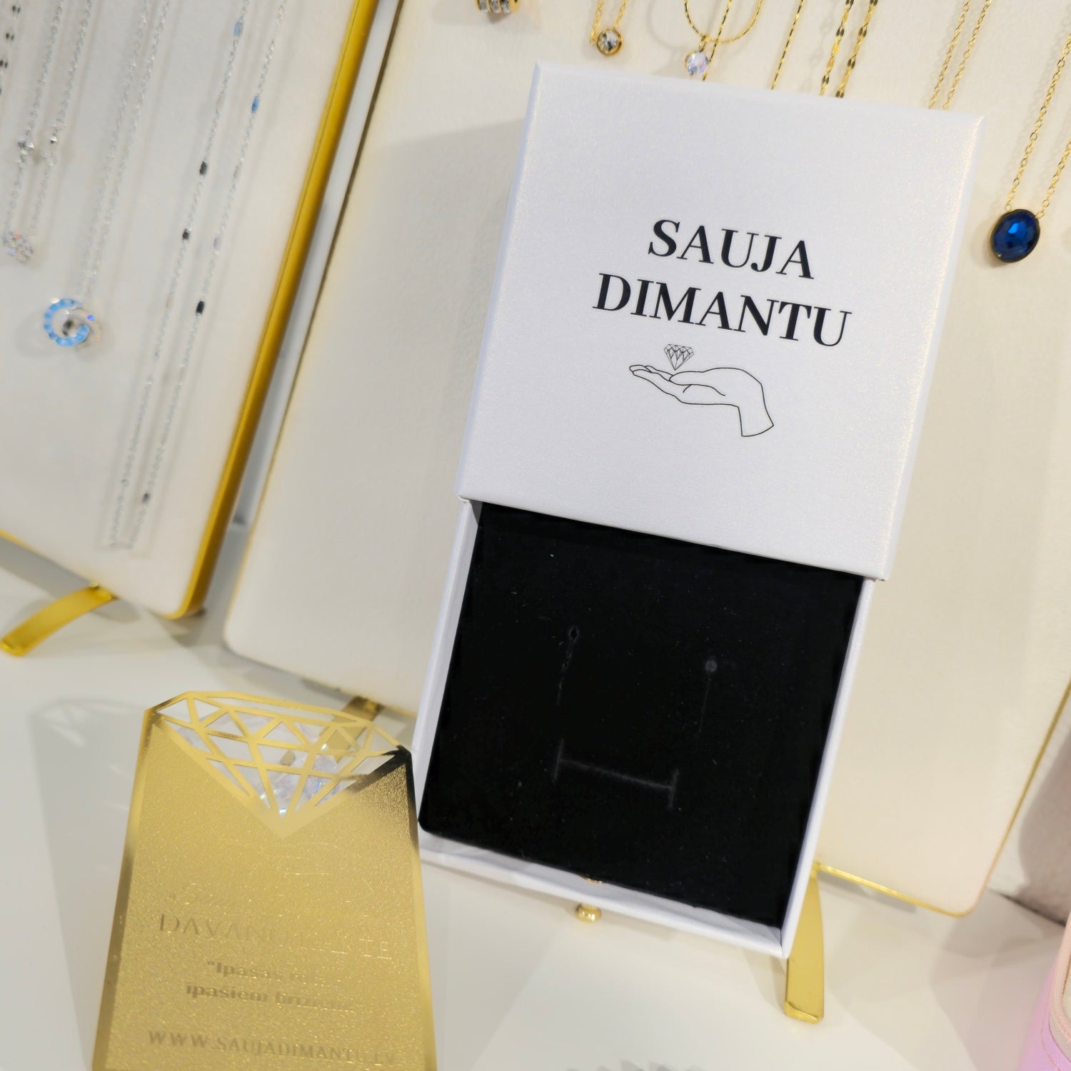 Sauja Dimantu baltā dāvanu kastīte