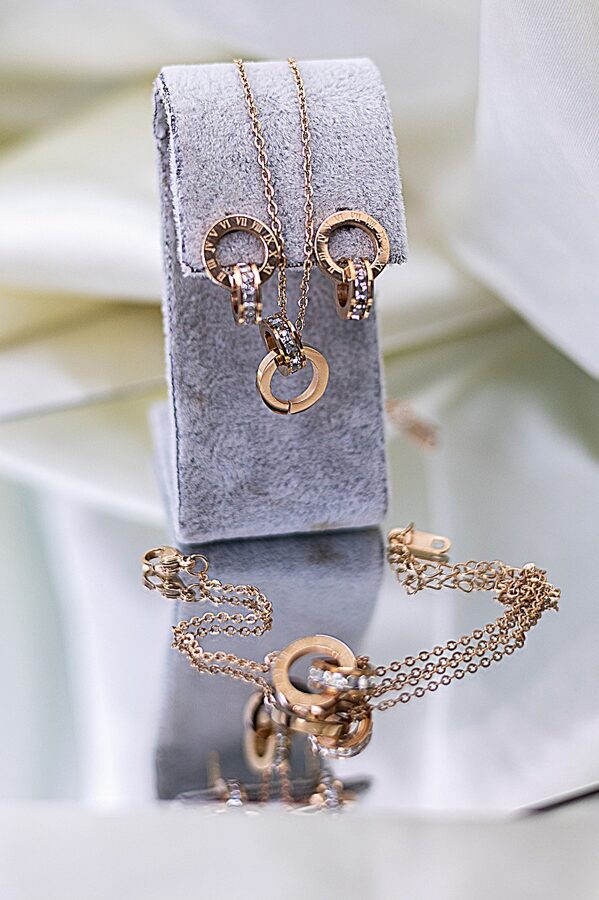 Apzeltīts rotu komplekts, neizraisa alerģiju, kvalitatīvs zelts, neapsūbē, mitrumizturīgs. Drošs pirkums, ātra piegāde, plašs sortiments, vienkāršota atgriešana…