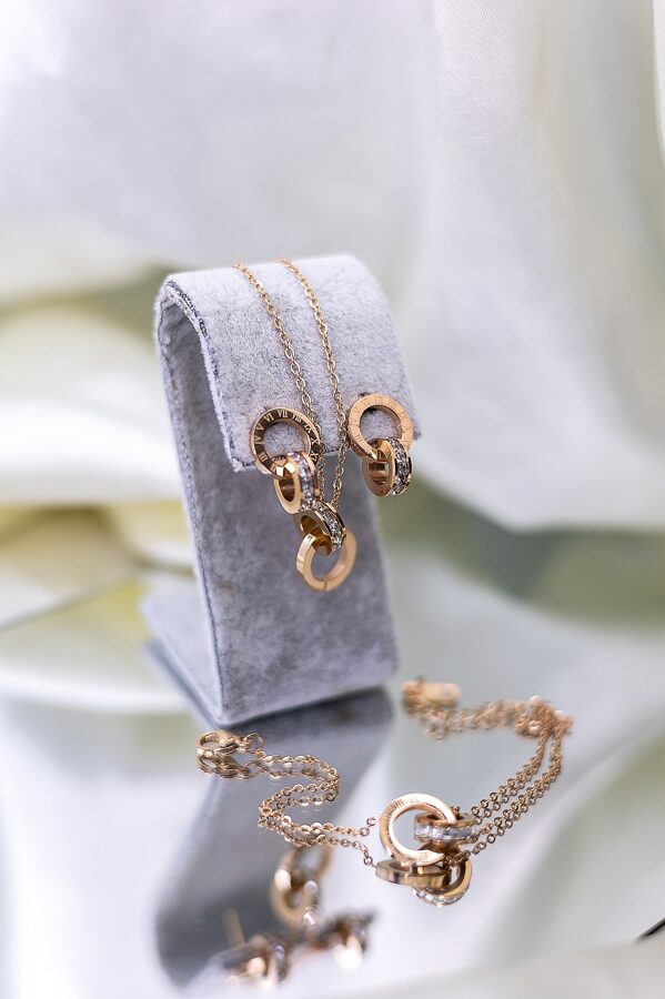 Apzeltīts rotu komplekts, neizraisa alerģiju, kvalitatīvs zelts, neapsūbē, mitrumizturīgs. Drošs pirkums, ātra piegāde, plašs sortiments, vienkāršota atgriešana…