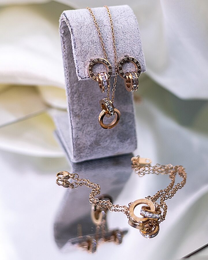 Apzeltīts rotu komplekts, neizraisa alerģiju, kvalitatīvs zelts, neapsūbē, mitrumizturīgs. Drošs pirkums, ātra piegāde, plašs sortiments, vienkāršota atgriešana…