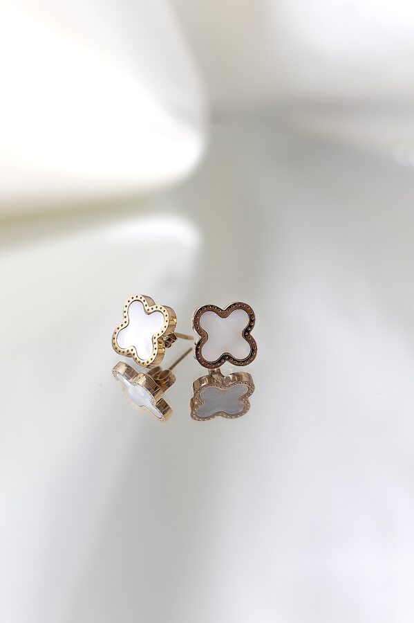 Apzeltīti auskari, neizraisa alerģiju, kvalitatīvi, neapsūbē, mitrumizturīgi. Drošs pirkums, ātra piegāde, plašs sortiments, vienkāršota atgriešana. Klasiski auskari, auskari ikdienai, auskari kāzām, bērniem. Riņķīši, zelta auskari, medicīniskais zelts. Rotaslietas sievietei, moderni auskari, gaumīgi auskari, dāvana.