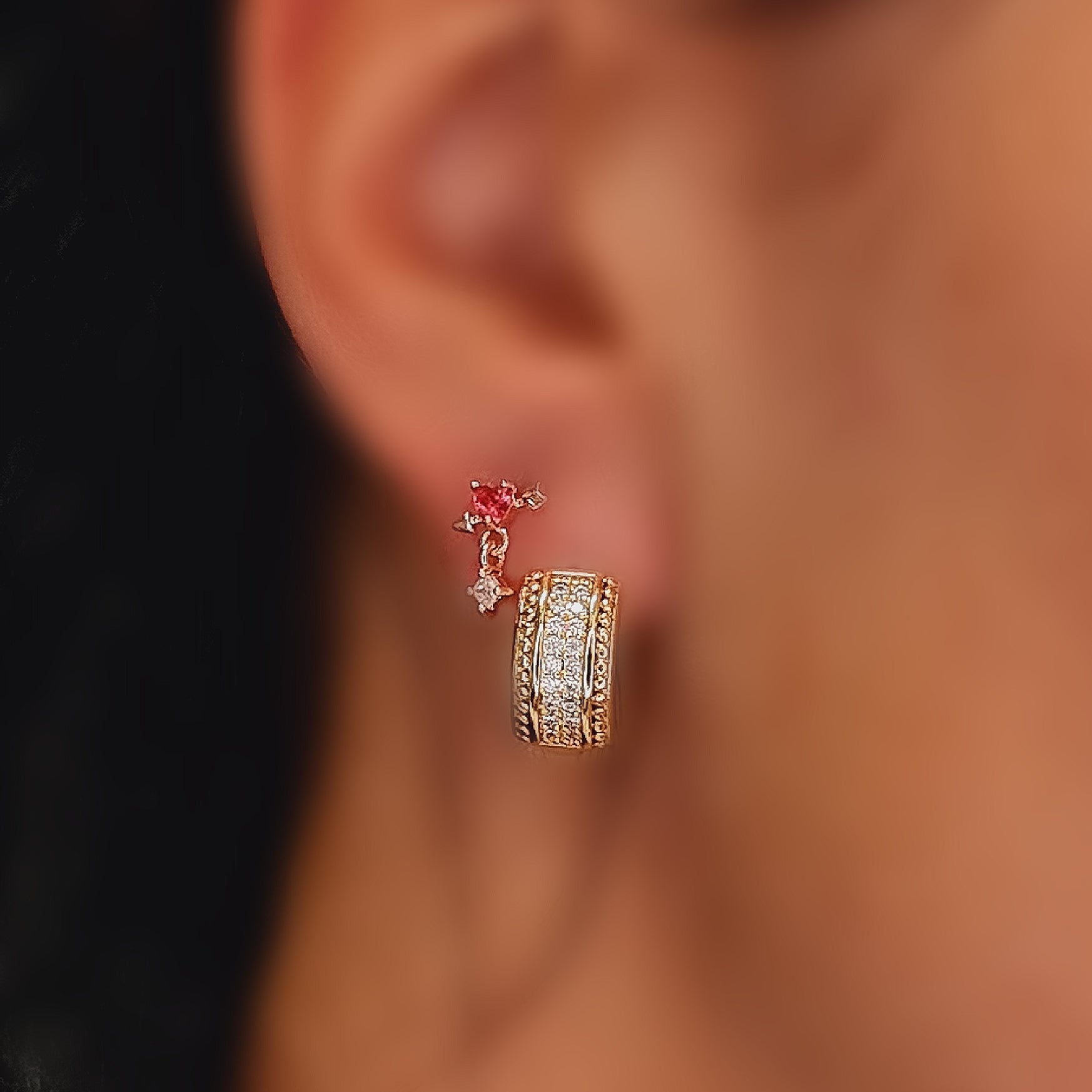 Apzeltīti auskari, neizraisa alerģiju, kvalitatīvi, neapsūbē, mitrumizturīgi. Drošs pirkums, ātra piegāde, plašs sortiments, vienkāršota atgriešana. Klasiski auskari, auskari ikdienai, auskari kāzām, bērniem. Riņķīši, zelta auskari, medicīniskais zelts. Rotaslietas sievietei, moderni auskari, gaumīgi auskari, dāvana.