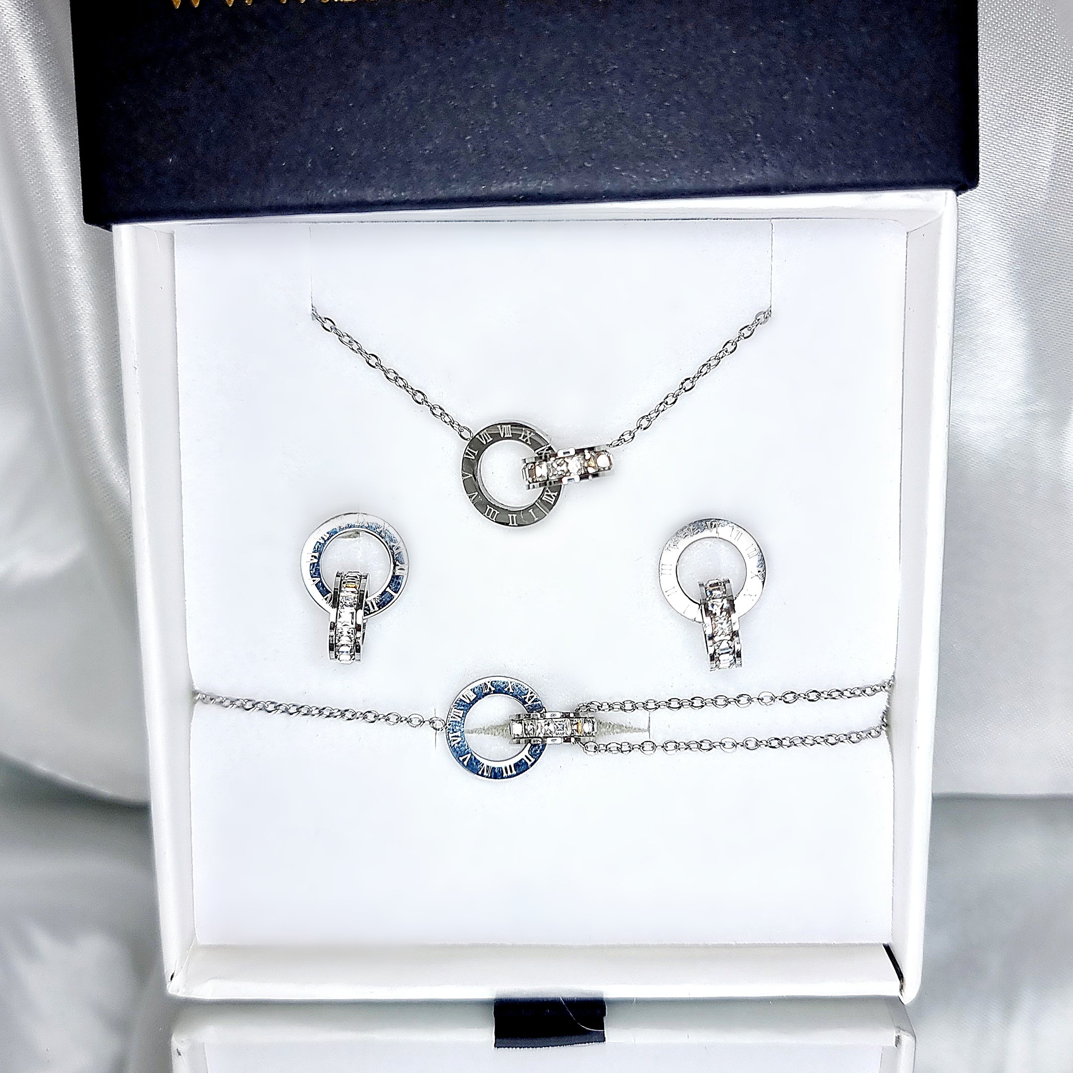 Apzeltīts rotu komplekts, neizraisa alerģiju, kvalitatīvs zelts, neapsūbē, mitrumizturīgs. Drošs pirkums, ātra piegāde, plašs sortiments, vienkāršota atgriešana…