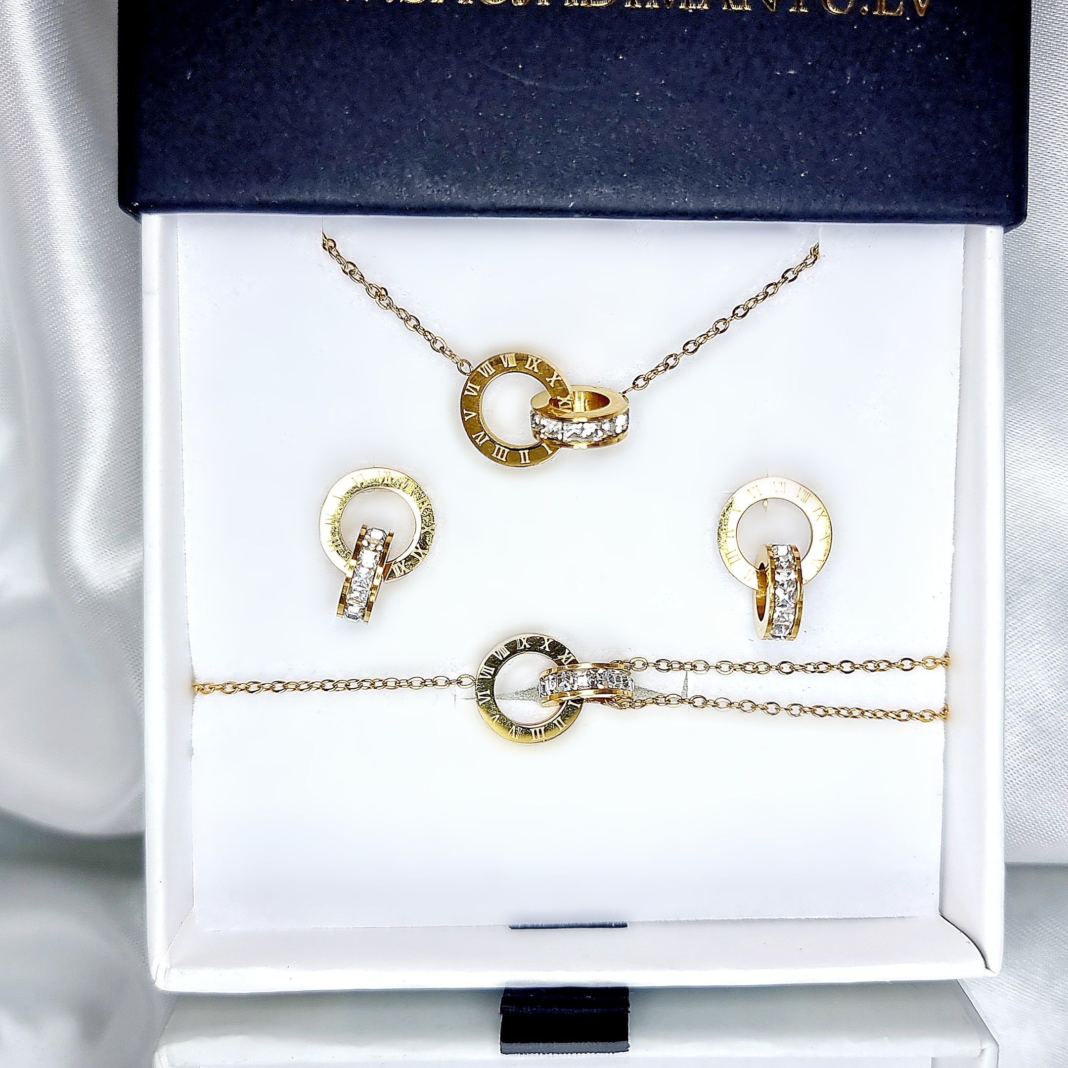 Apzeltīts rotu komplekts, neizraisa alerģiju, kvalitatīvs zelts, neapsūbē, mitrumizturīgs. Drošs pirkums, ātra piegāde, plašs sortiments, vienkāršota atgriešana…