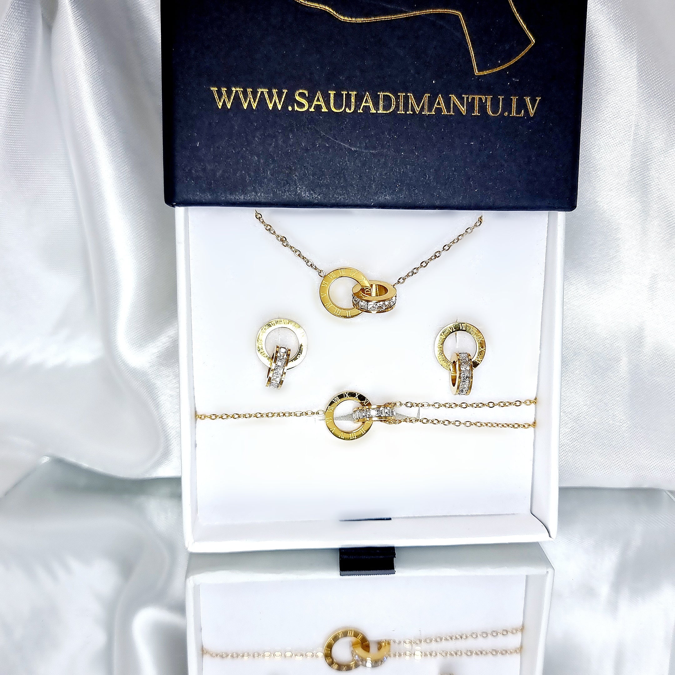 Apzeltīts rotu komplekts, neizraisa alerģiju, kvalitatīvs zelts, neapsūbē, mitrumizturīgs. Drošs pirkums, ātra piegāde, plašs sortiments, vienkāršota atgriešana…